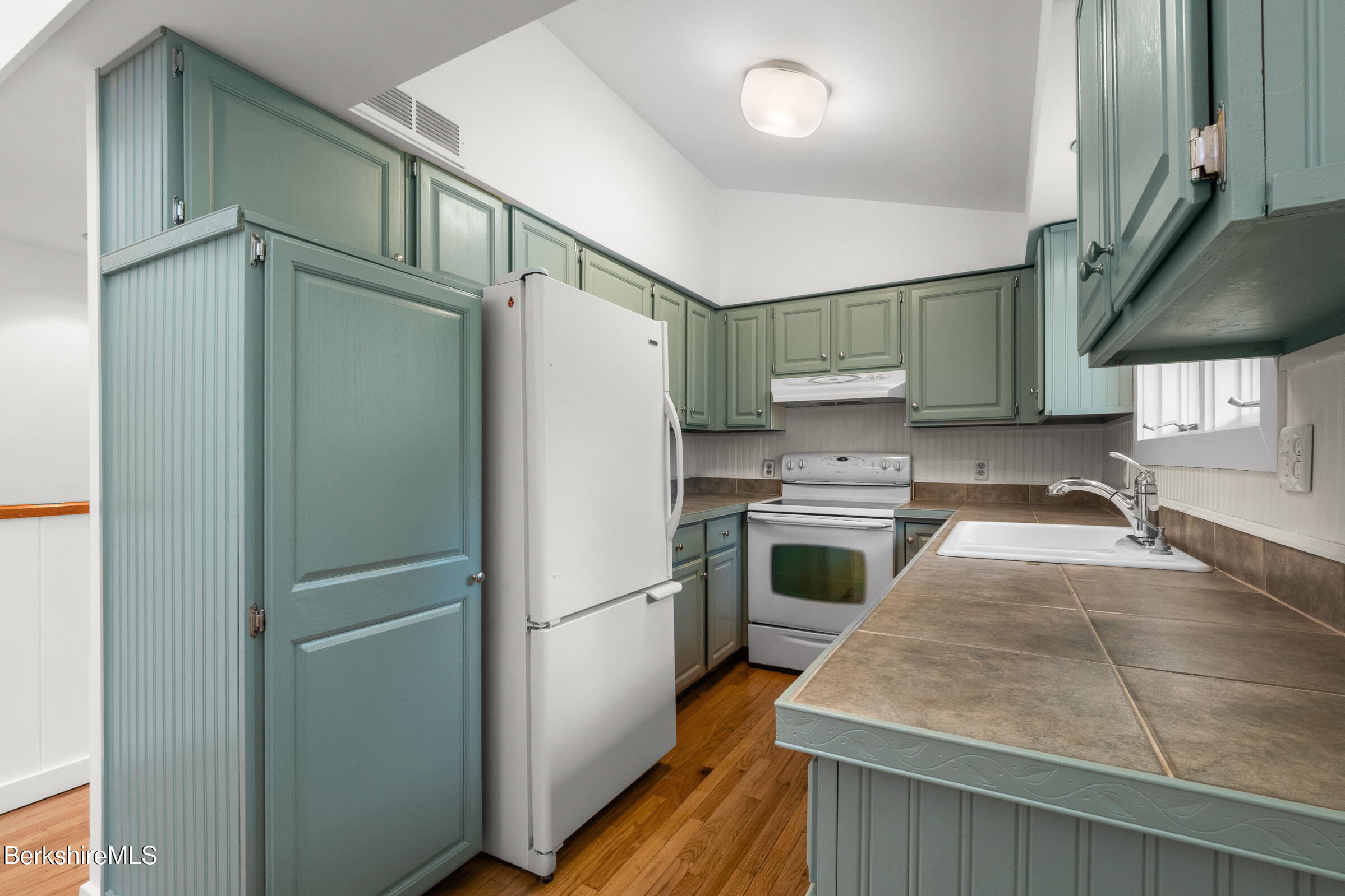 16 Forest Row, Great Barrington, Massachusetts image 14