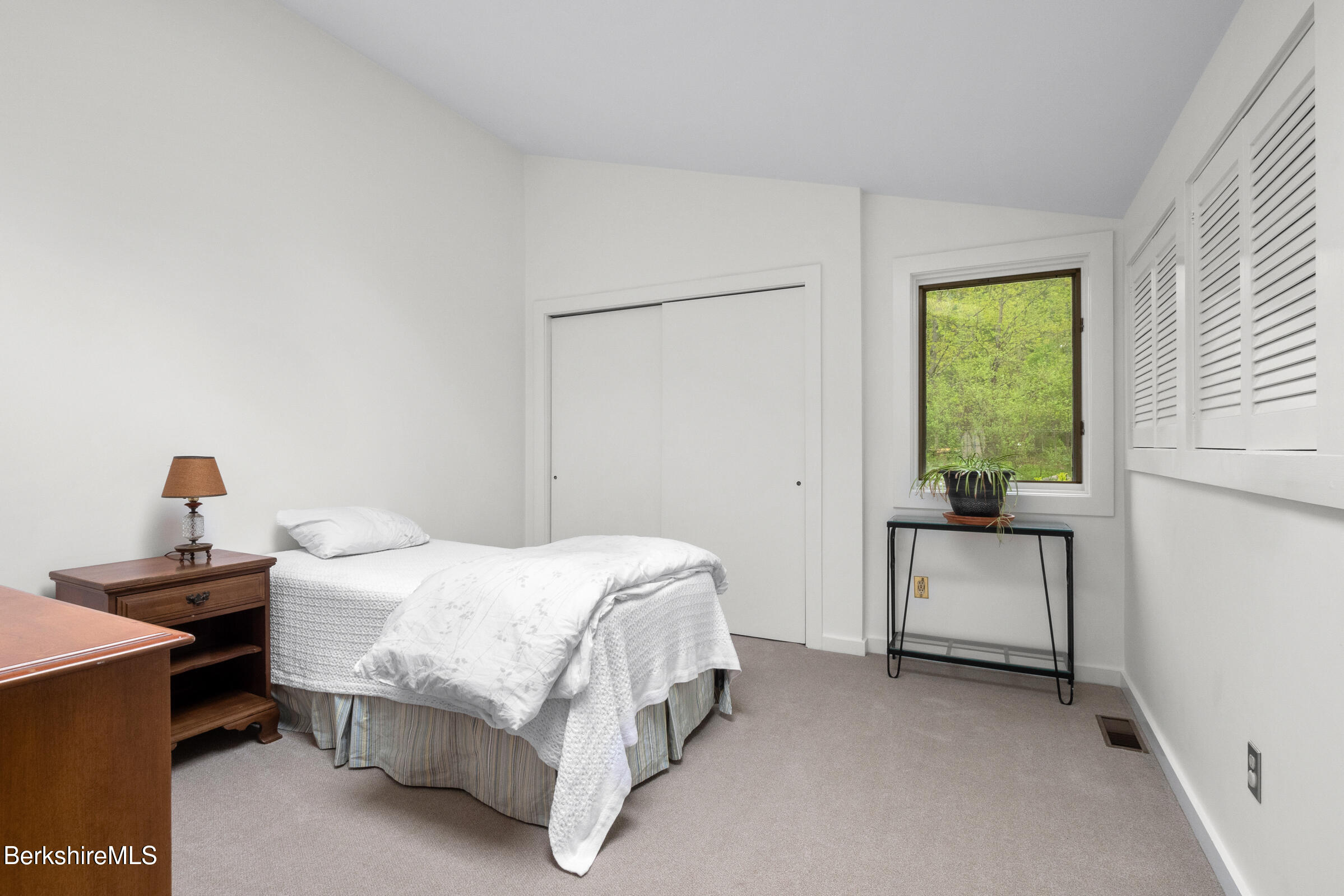 16 Forest Row, Great Barrington, Massachusetts image 17