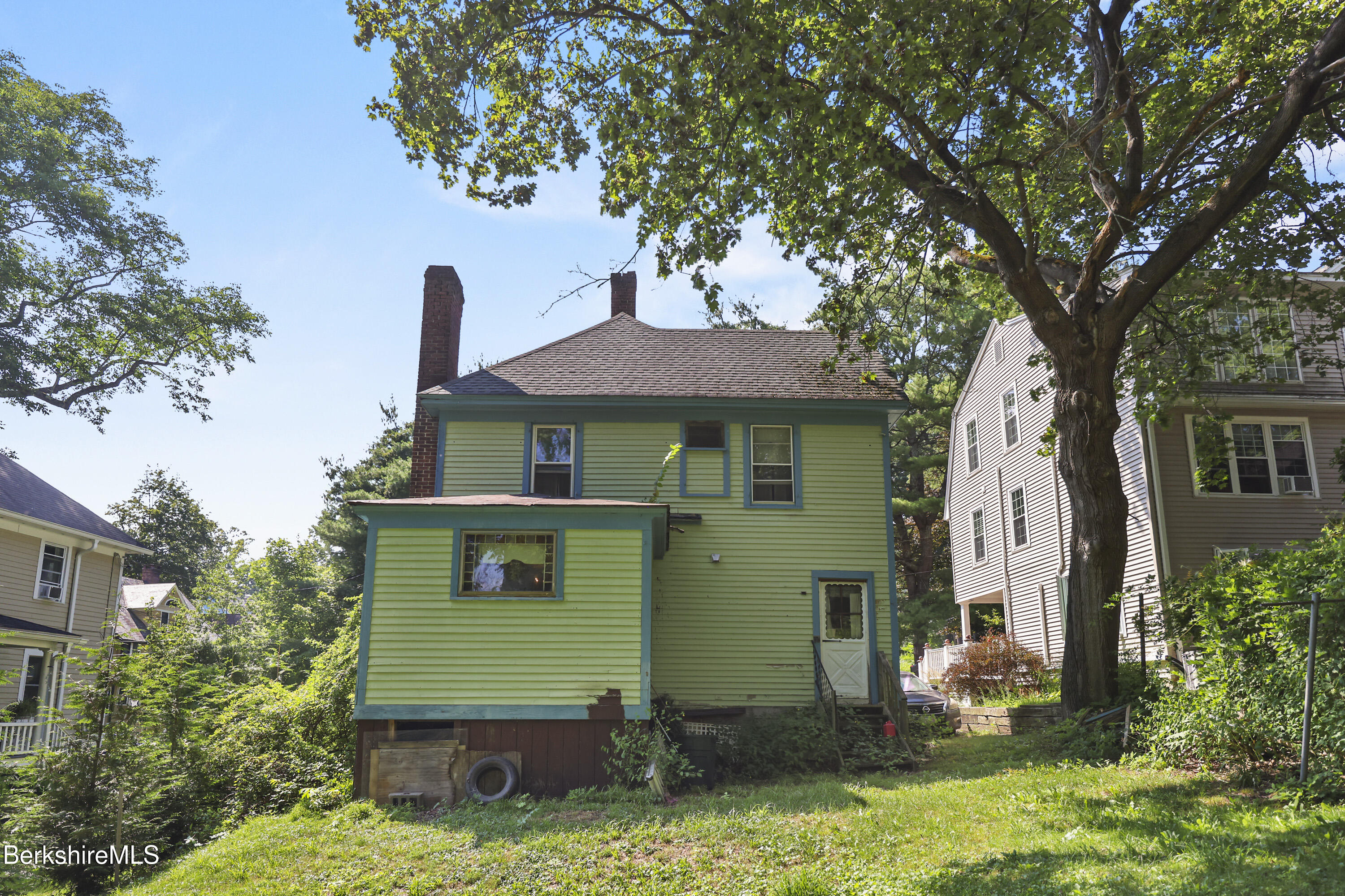 Great Barrington, Massachusetts 01230, United States, 4 Bedrooms Bedrooms, ,1 BathroomBathrooms,Residential,Pending,194829