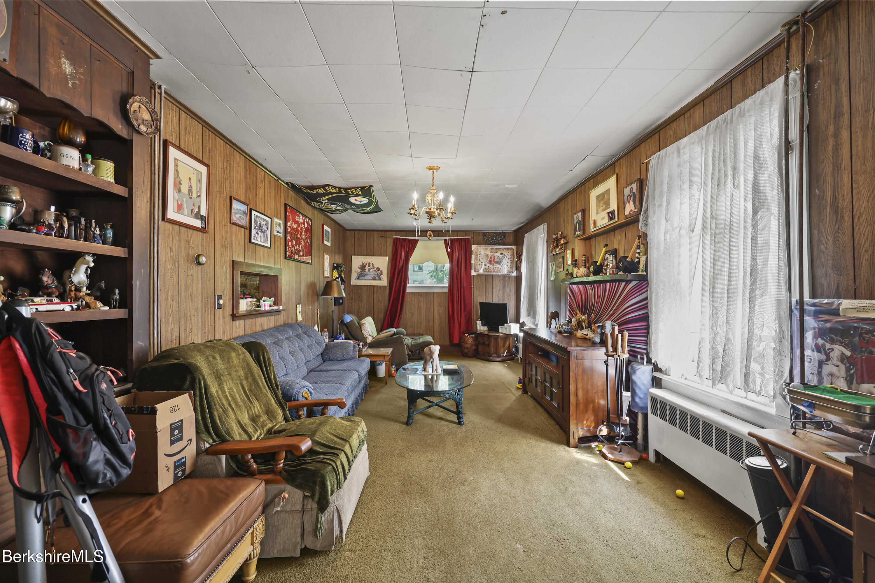 Great Barrington, Massachusetts 01230, United States, 4 Bedrooms Bedrooms, ,1 BathroomBathrooms,Residential,Pending,194829