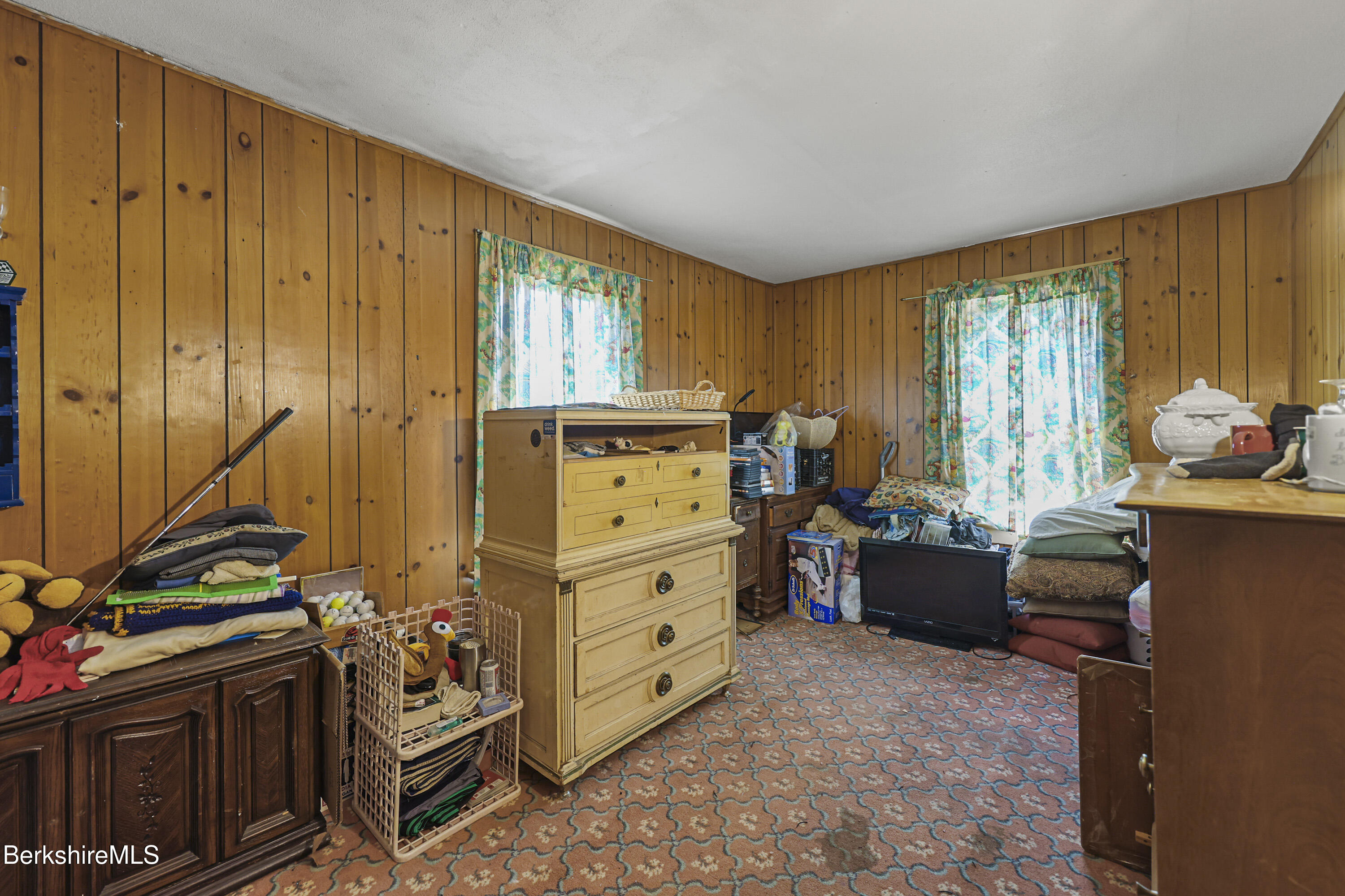 Great Barrington, Massachusetts 01230, United States, 4 Bedrooms Bedrooms, ,1 BathroomBathrooms,Residential,Pending,194829