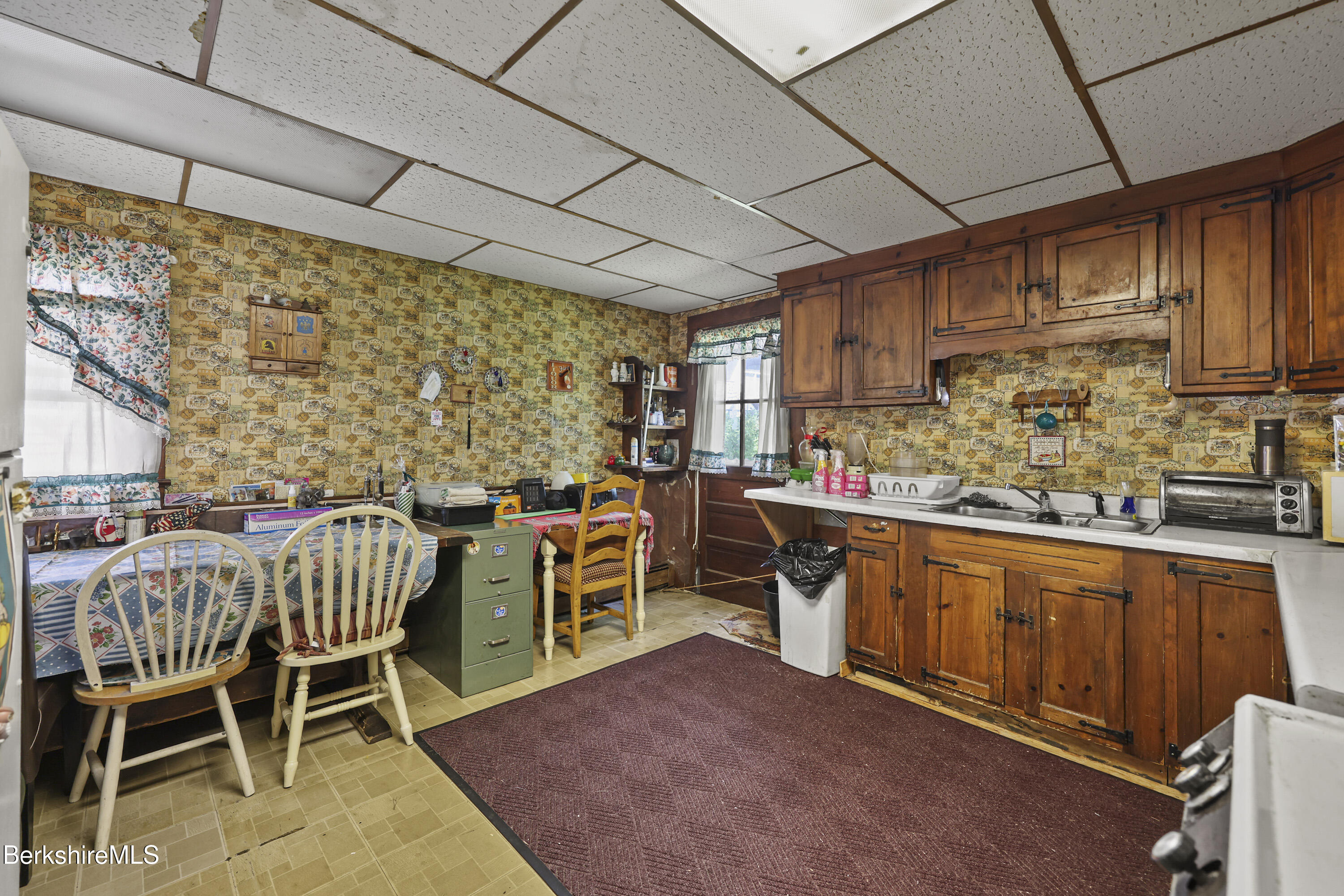 Great Barrington, Massachusetts 01230, United States, 4 Bedrooms Bedrooms, ,1 BathroomBathrooms,Residential,Pending,194829