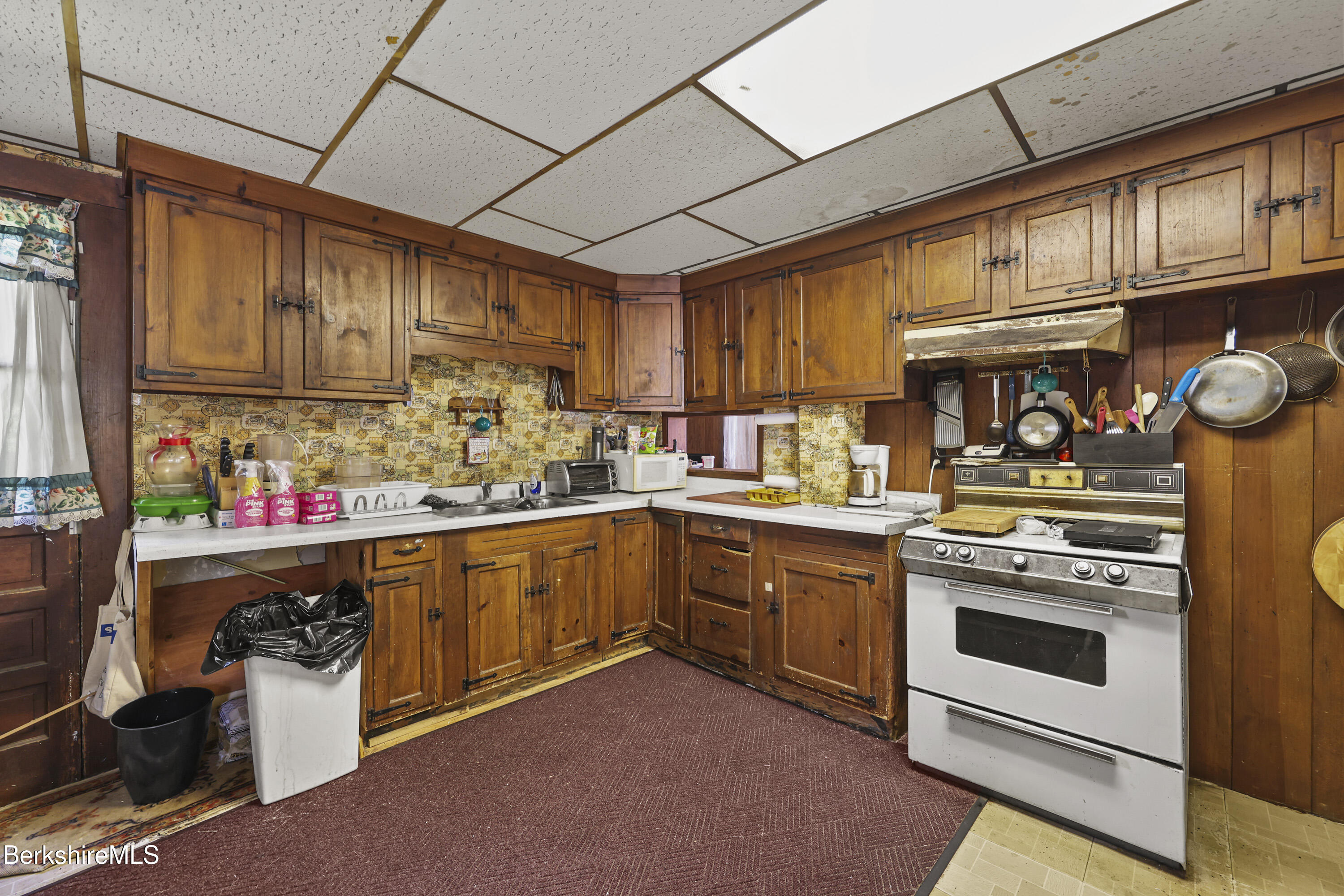 Great Barrington, Massachusetts 01230, United States, 4 Bedrooms Bedrooms, ,1 BathroomBathrooms,Residential,Pending,194829