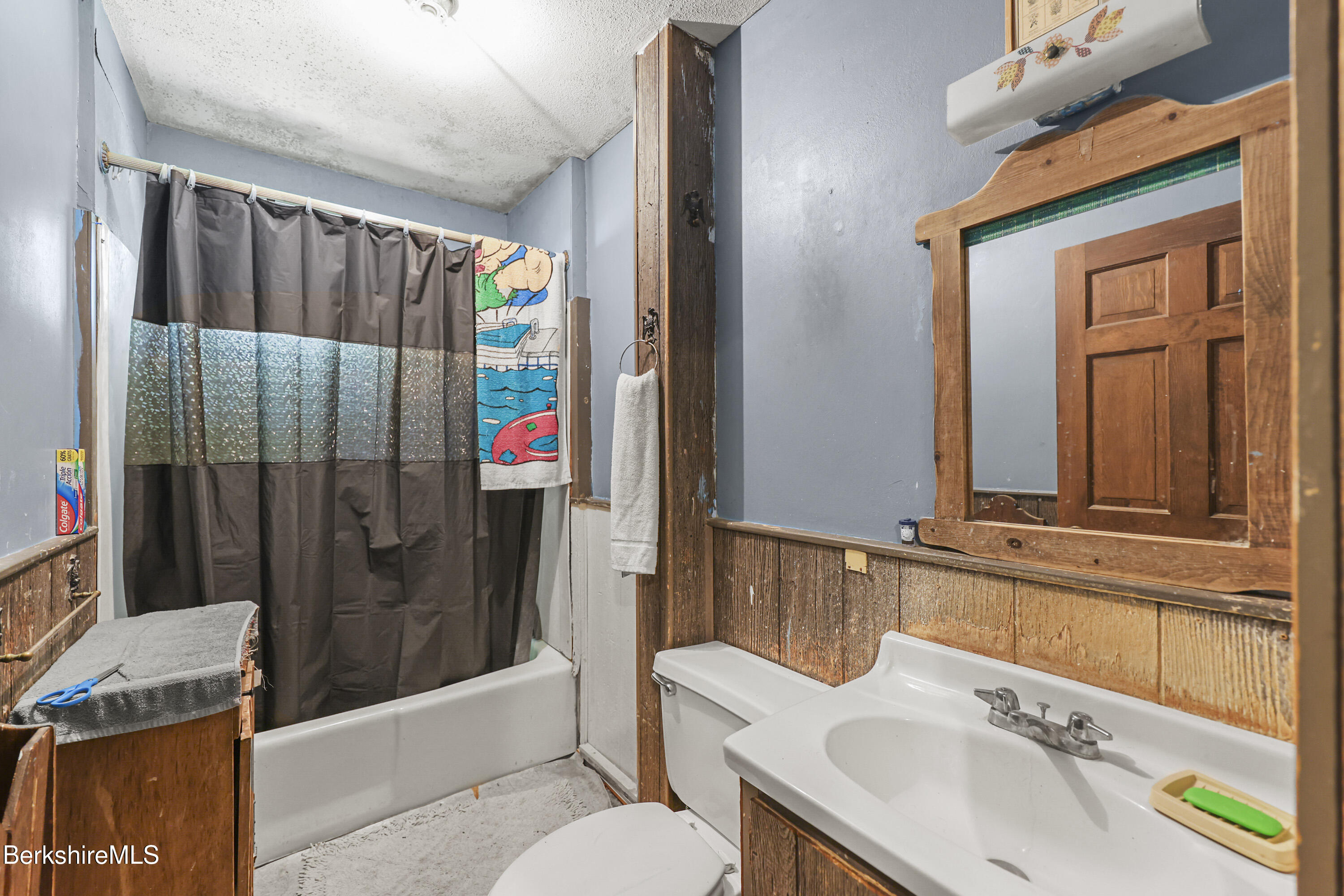 Great Barrington, Massachusetts 01230, United States, 4 Bedrooms Bedrooms, ,1 BathroomBathrooms,Residential,Pending,194829