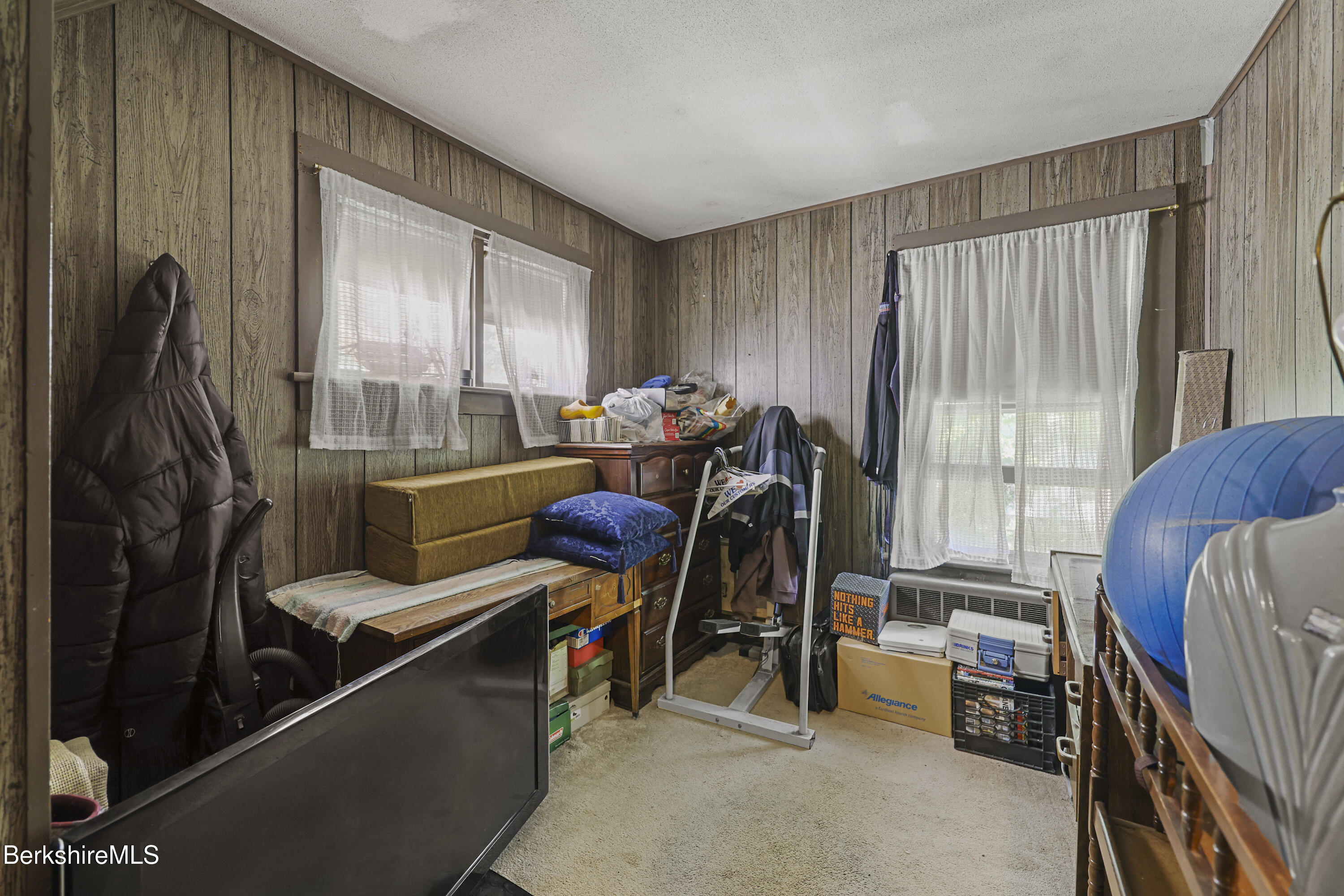 Great Barrington, Massachusetts 01230, United States, 4 Bedrooms Bedrooms, ,1 BathroomBathrooms,Residential,Pending,194829