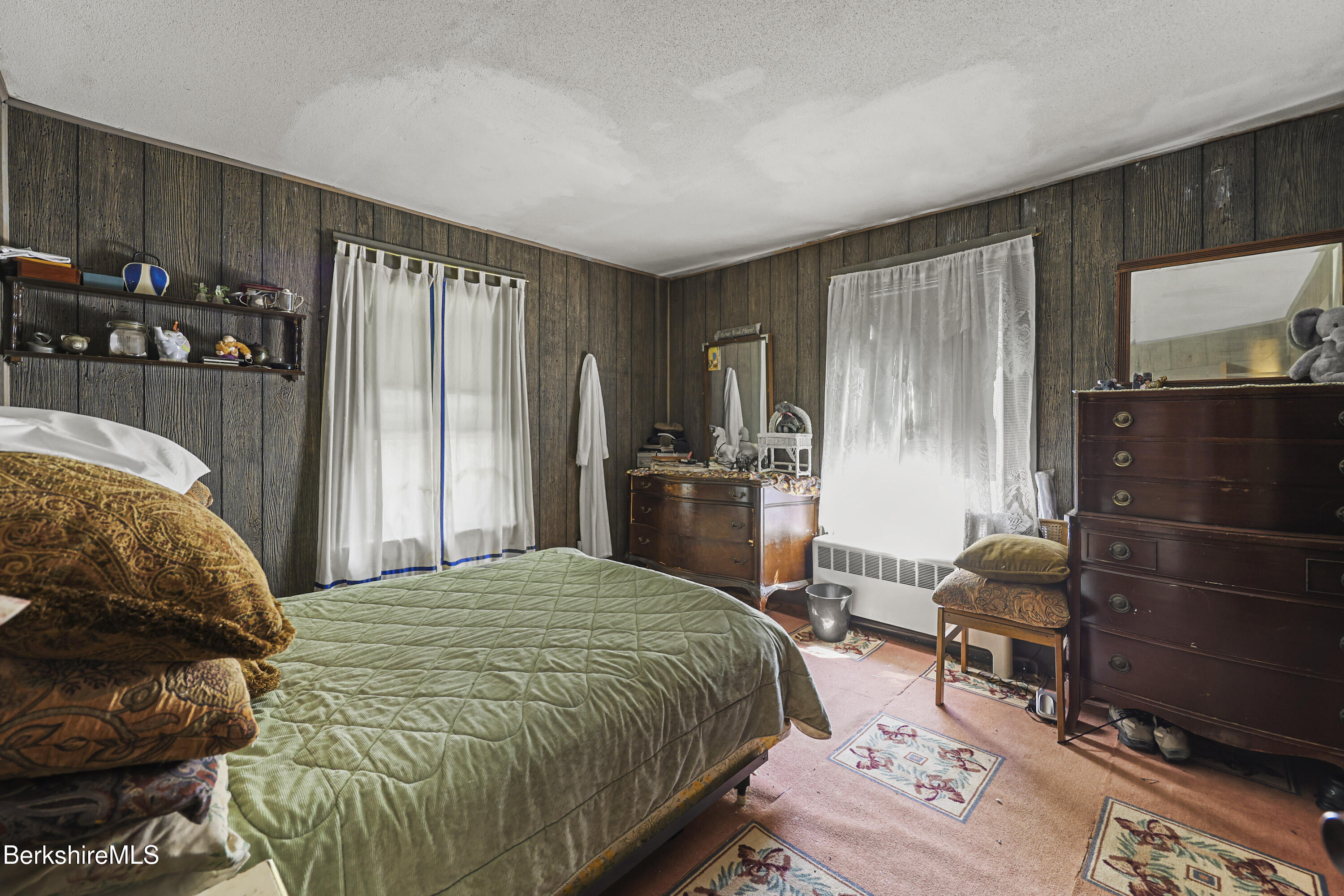 Great Barrington, Massachusetts 01230, United States, 4 Bedrooms Bedrooms, ,1 BathroomBathrooms,Residential,Pending,194829