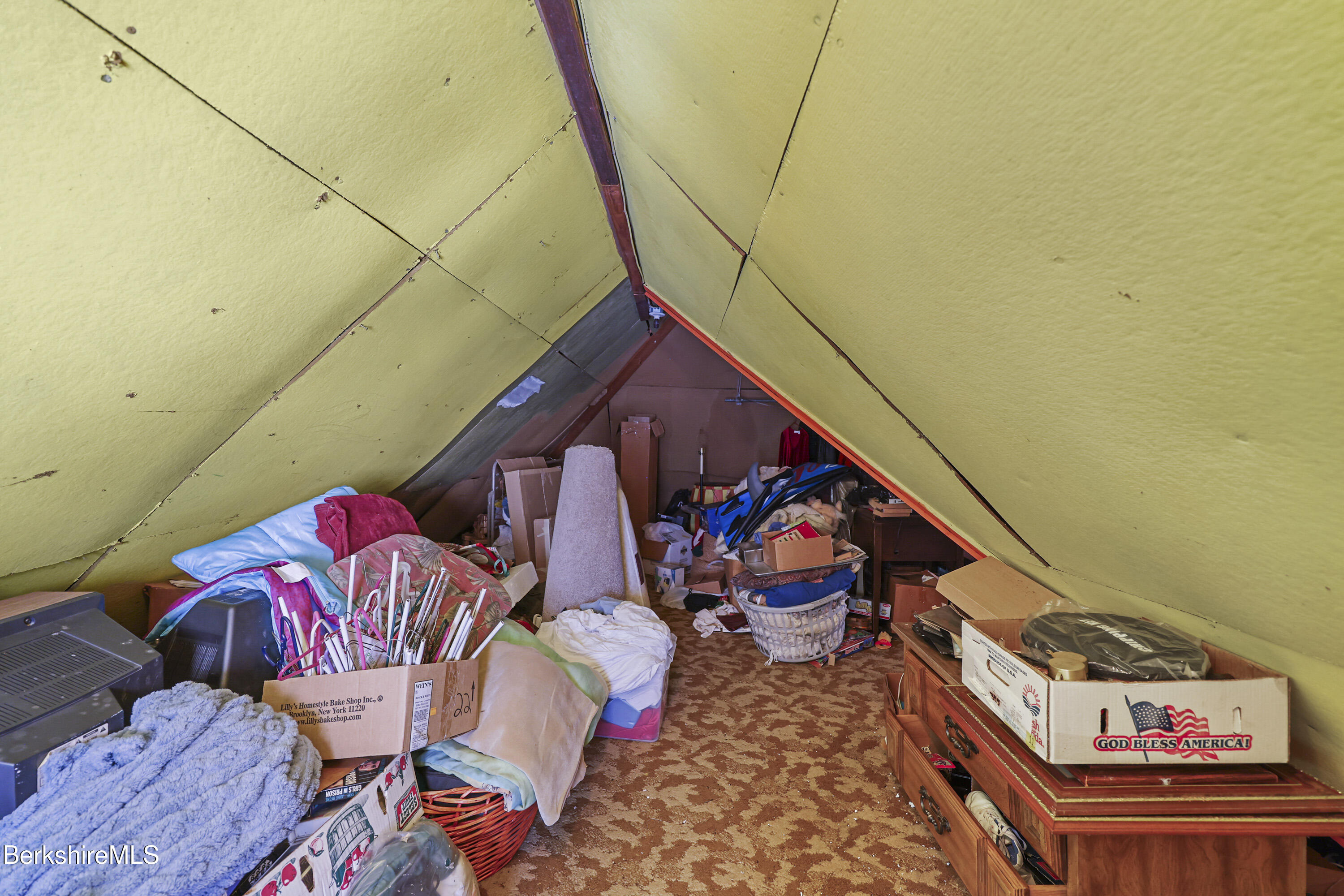 Great Barrington, Massachusetts 01230, United States, 4 Bedrooms Bedrooms, ,1 BathroomBathrooms,Residential,Pending,194829