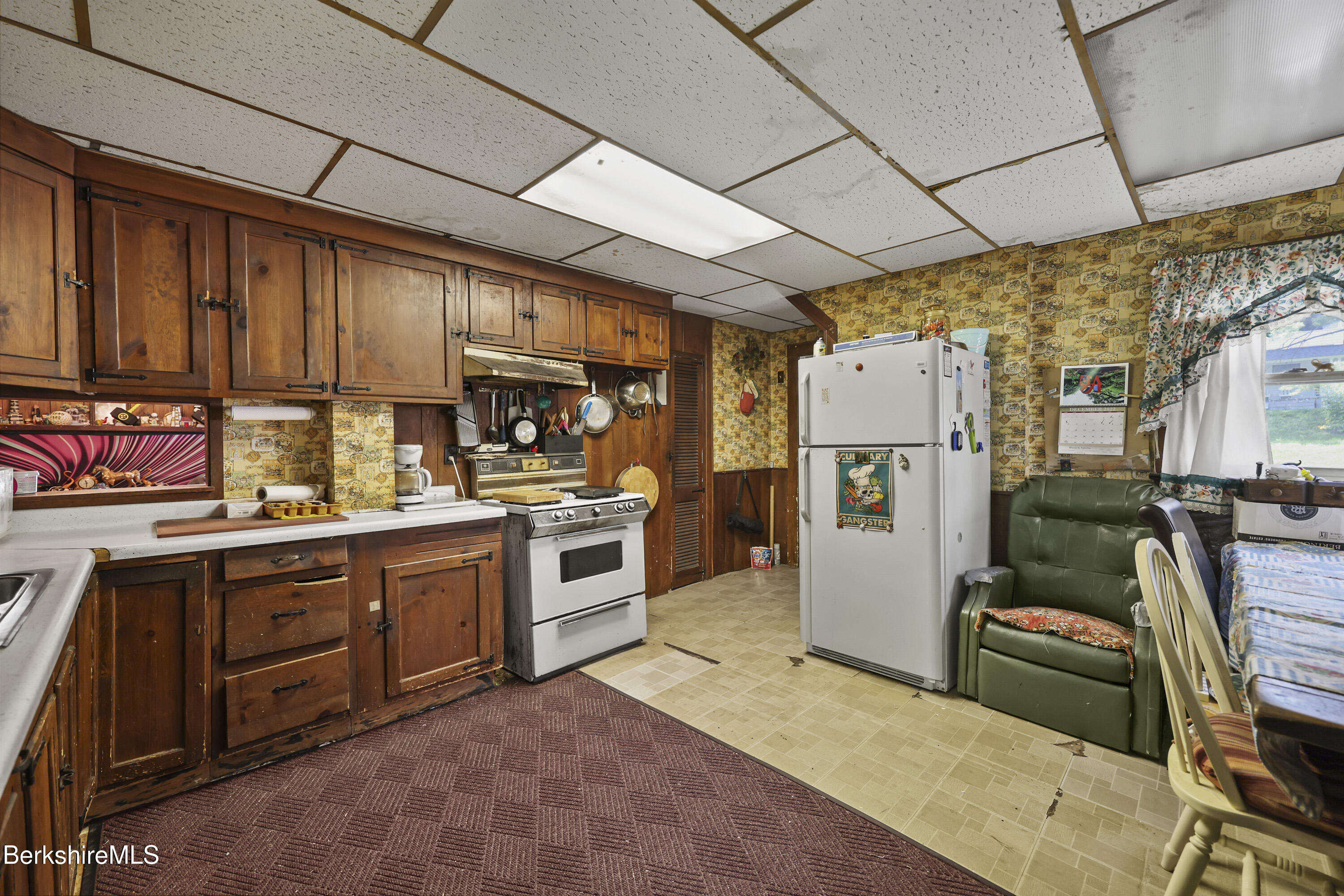 Great Barrington, Massachusetts 01230, United States, 4 Bedrooms Bedrooms, ,1 BathroomBathrooms,Residential,Pending,194829