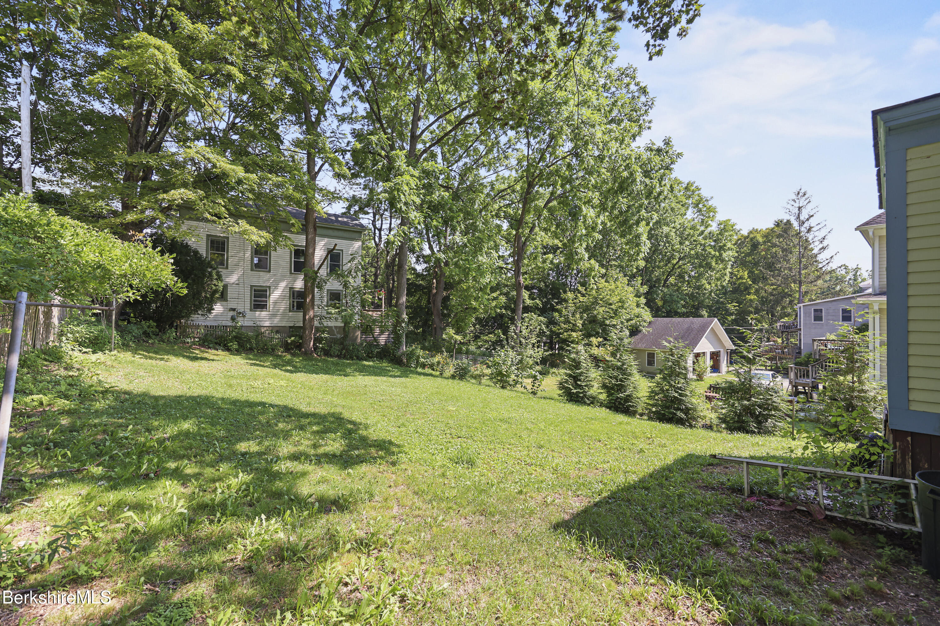 Great Barrington, Massachusetts 01230, United States, 4 Bedrooms Bedrooms, ,1 BathroomBathrooms,Residential,Pending,194829