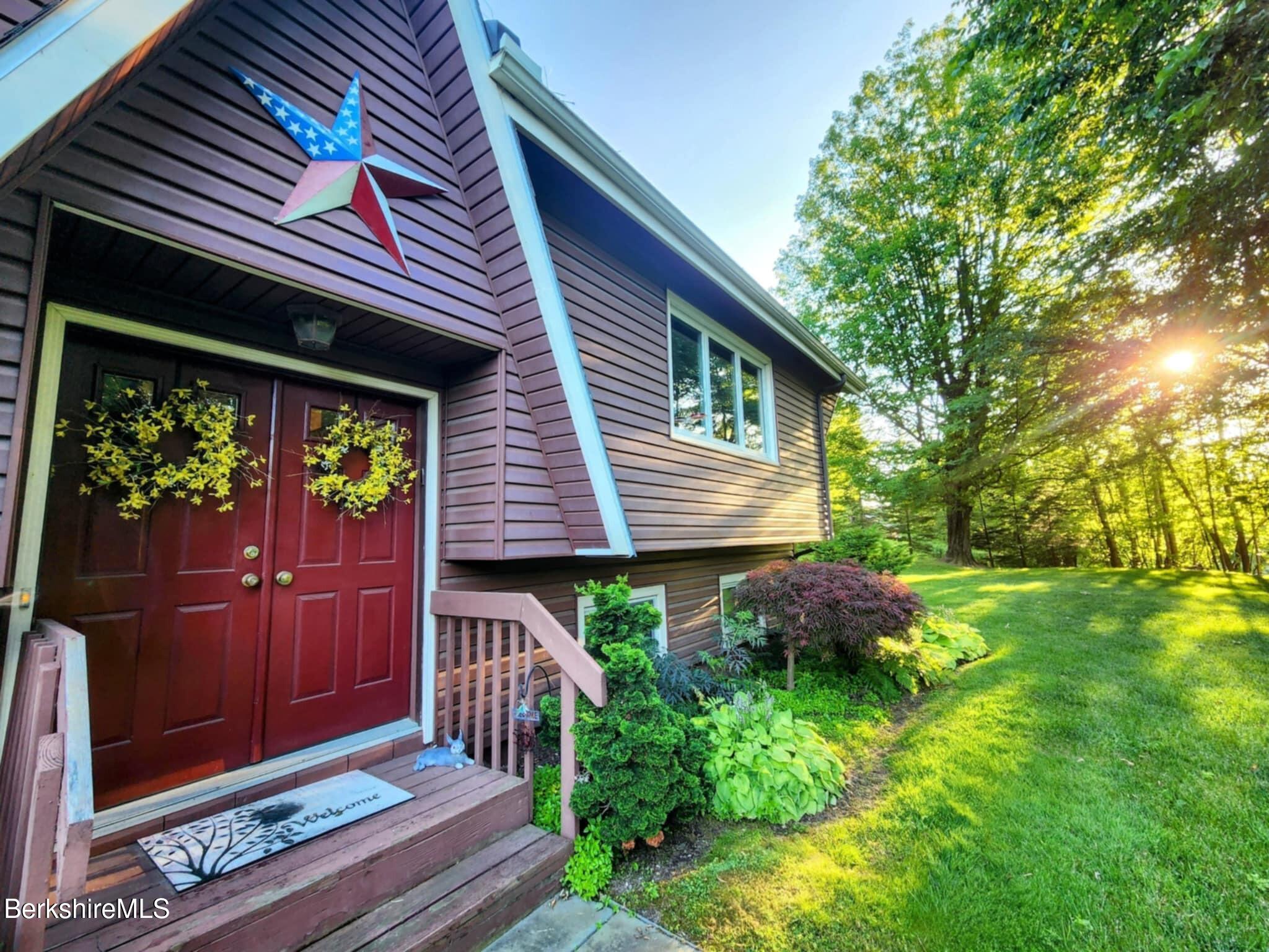 Pittsfield, Massachusetts 01201, United States, 3 Bedrooms Bedrooms, ,3 BathroomsBathrooms,Residential,Active,142530