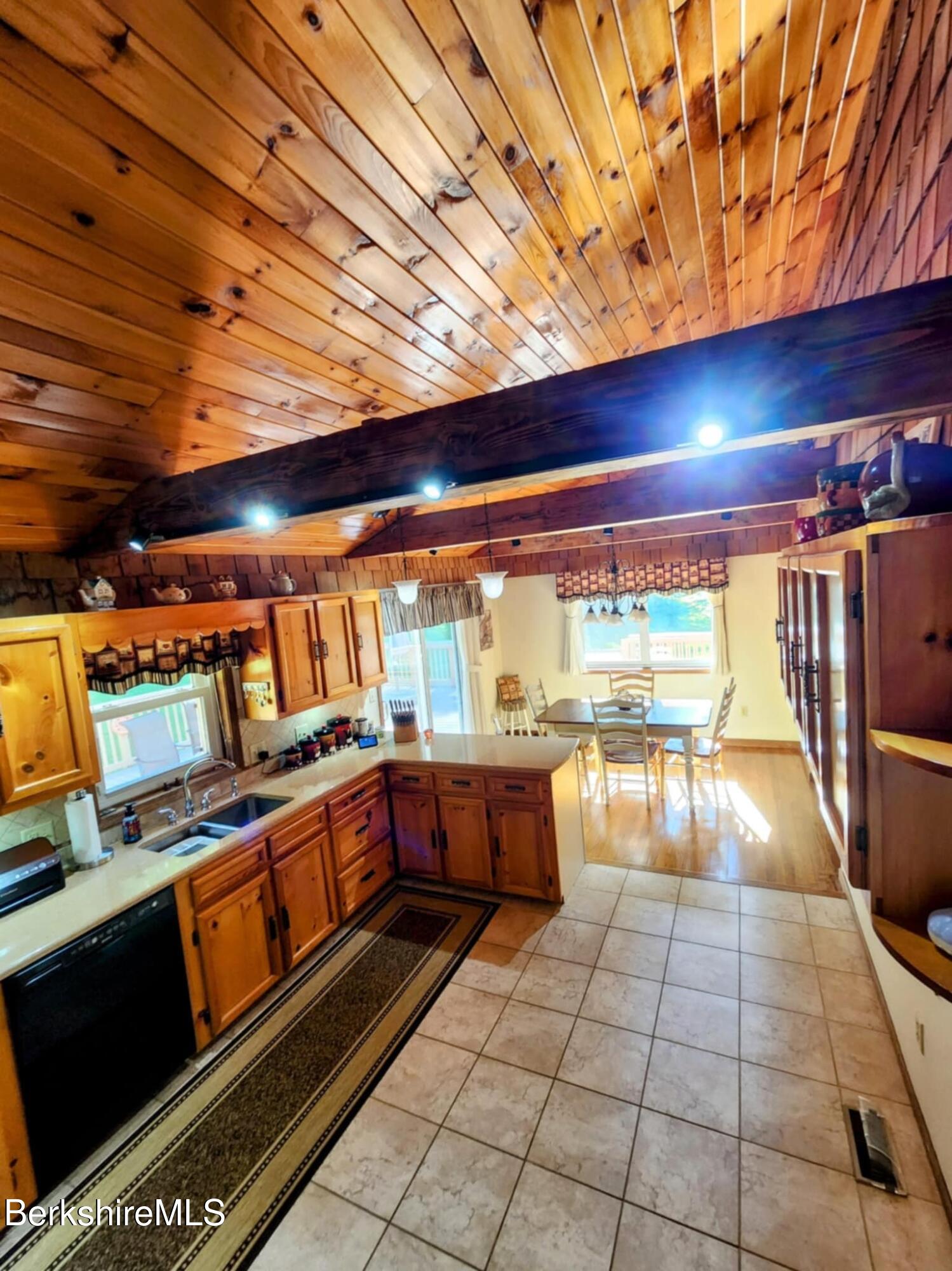 Pittsfield, Massachusetts 01201, United States, 3 Bedrooms Bedrooms, ,3 BathroomsBathrooms,Residential,Active,142530