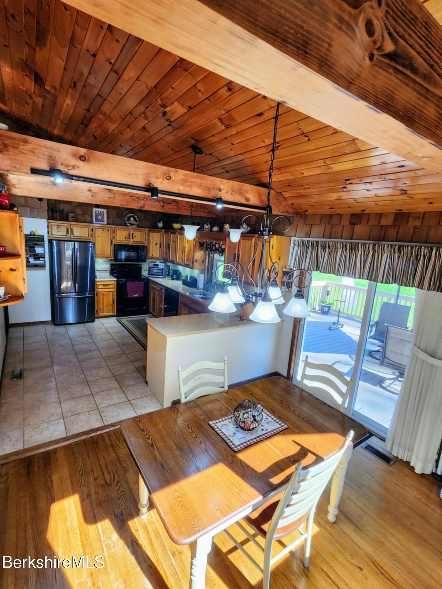 Pittsfield, Massachusetts 01201, United States, 3 Bedrooms Bedrooms, ,3 BathroomsBathrooms,Residential,Active,142530