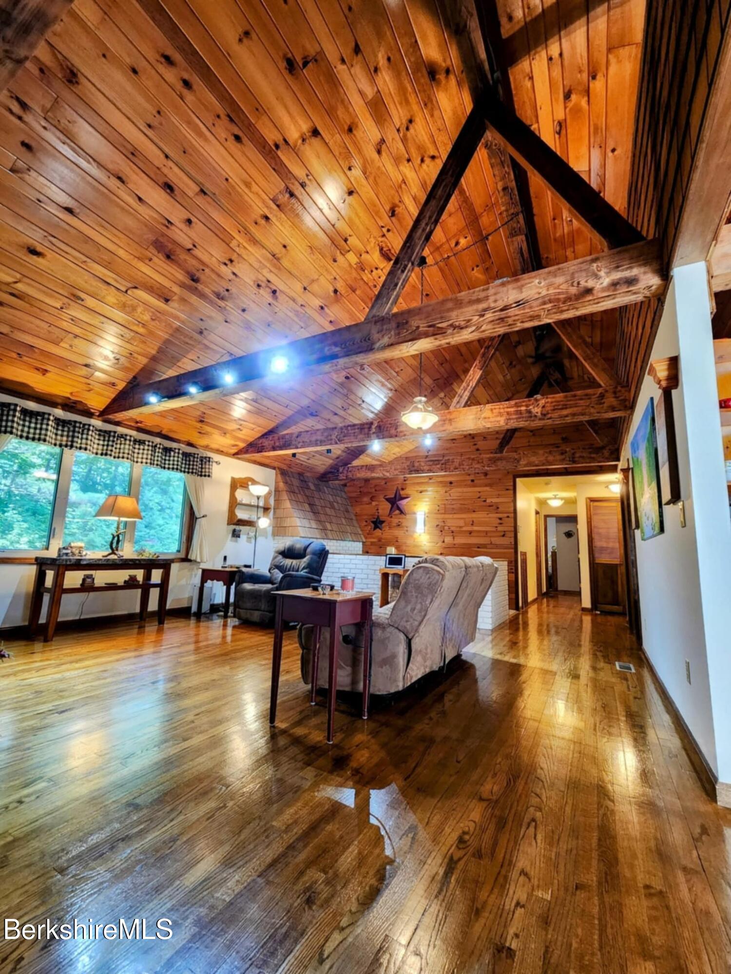 Pittsfield, Massachusetts 01201, United States, 3 Bedrooms Bedrooms, ,3 BathroomsBathrooms,Residential,Active,142530