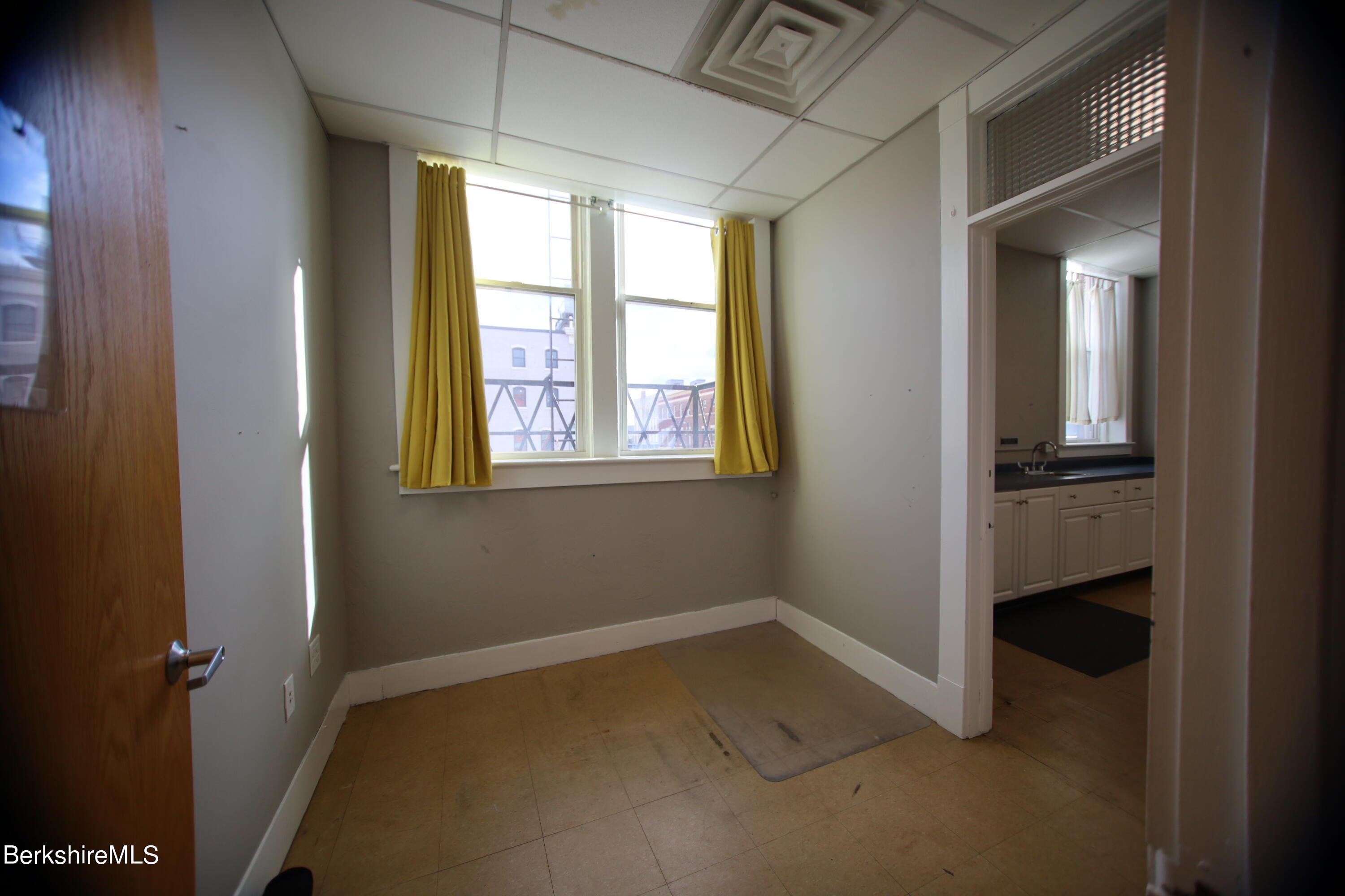 Pittsfield, Massachusetts 01201, United States, ,2 BathroomsBathrooms,Residential,Active,67117