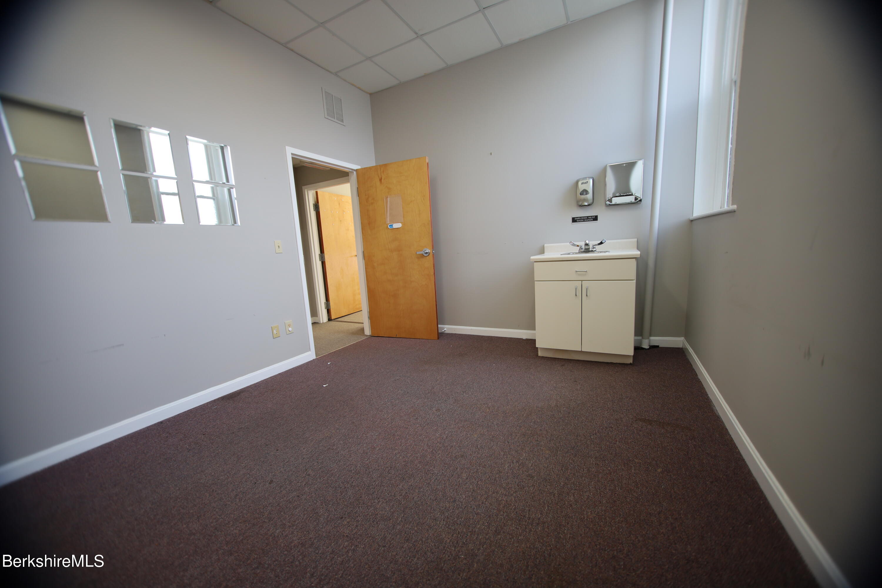 Pittsfield, Massachusetts 01201, United States, ,2 BathroomsBathrooms,Residential,Active,67117