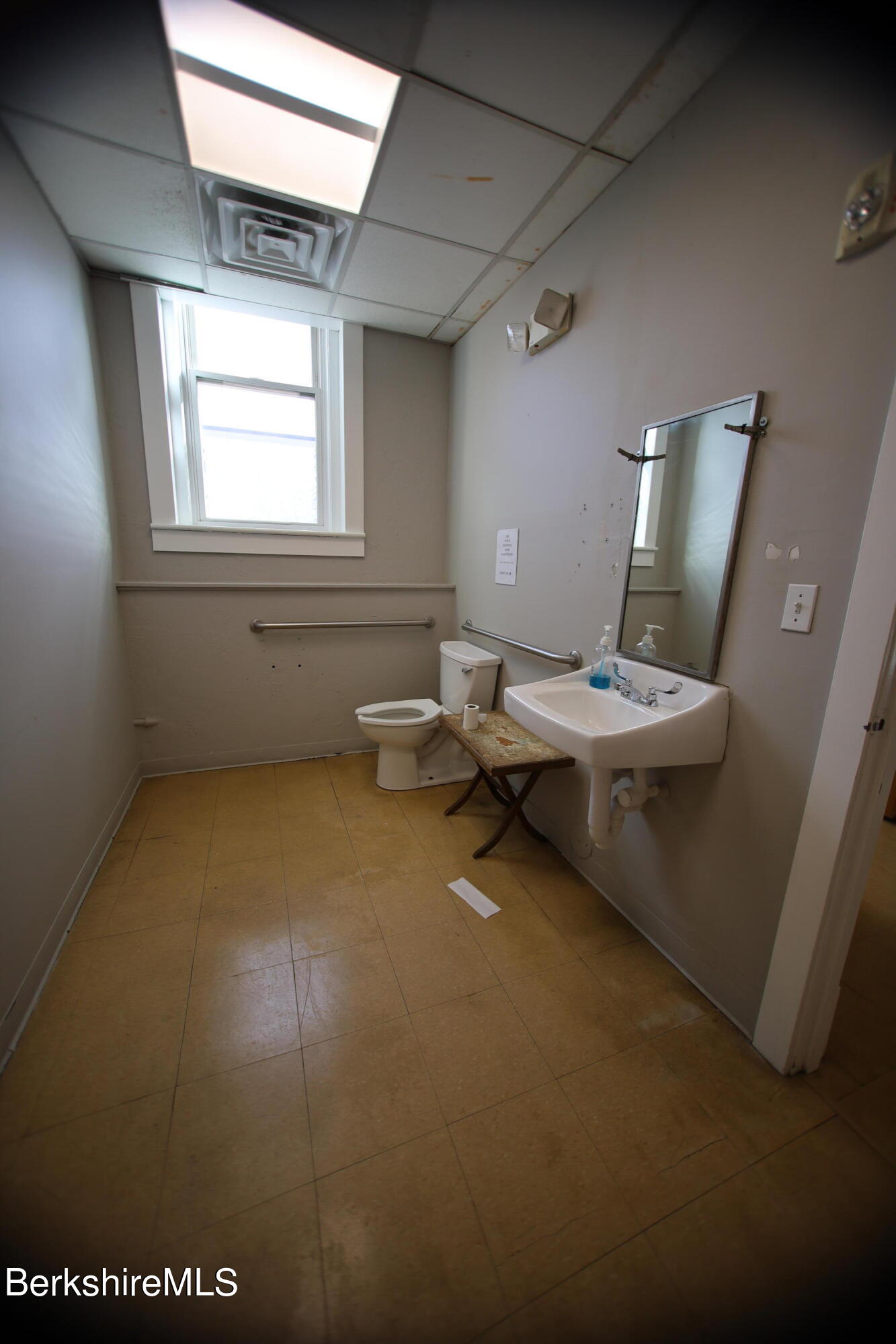 Pittsfield, Massachusetts 01201, United States, ,2 BathroomsBathrooms,Residential,Active,67117