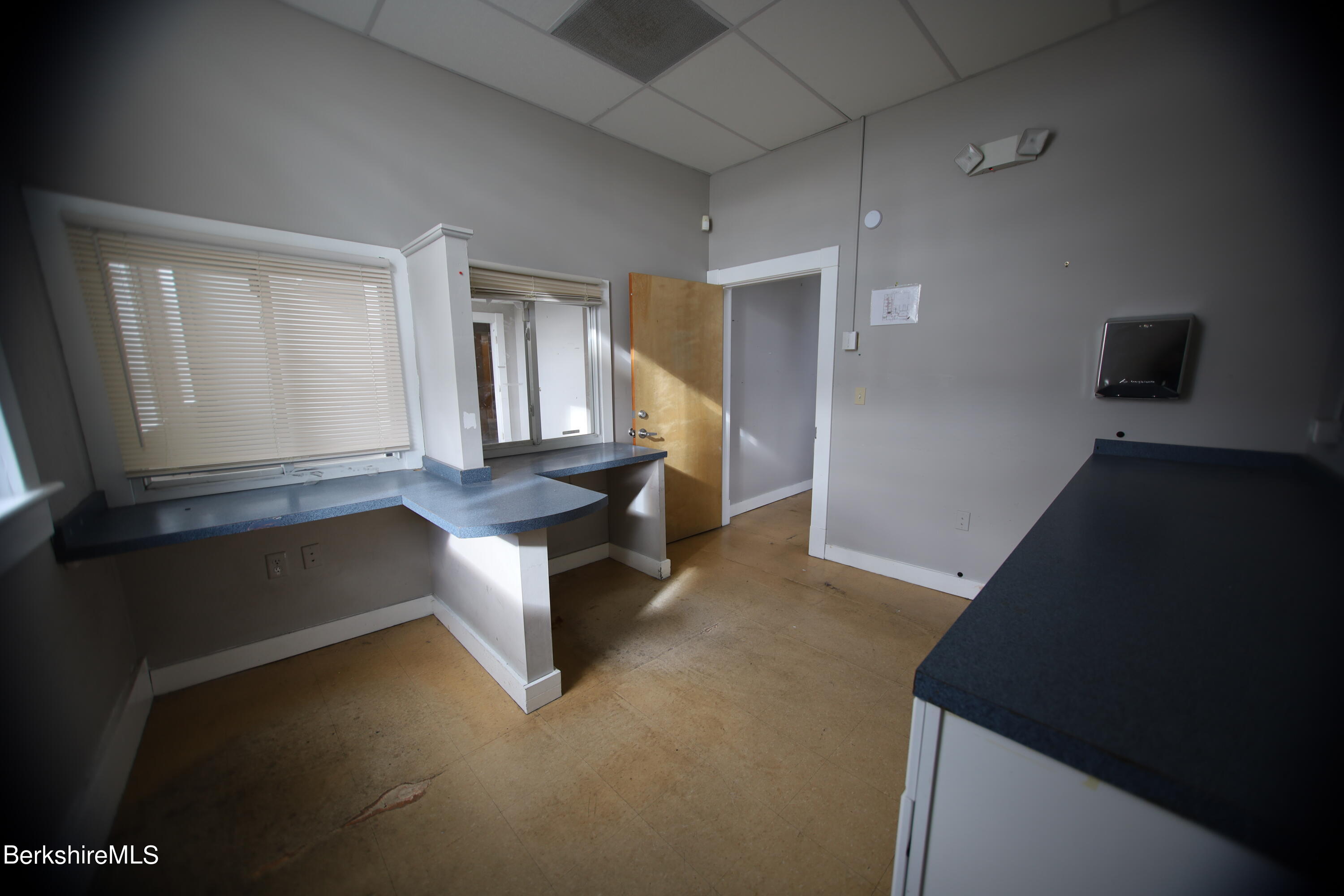 Pittsfield, Massachusetts 01201, United States, ,2 BathroomsBathrooms,Residential,Active,67117