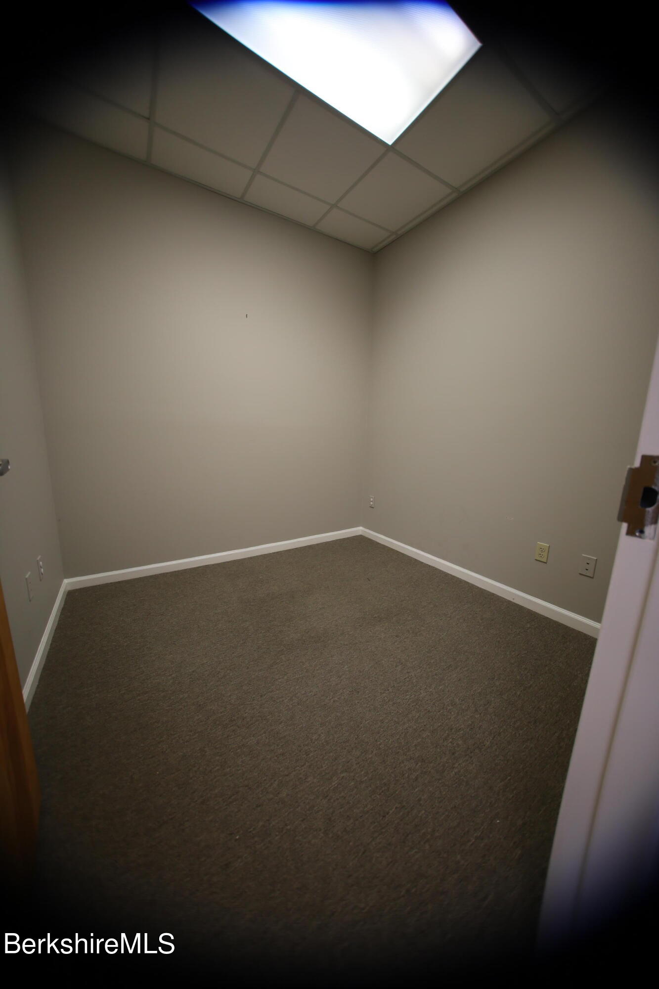 Pittsfield, Massachusetts 01201, United States, ,2 BathroomsBathrooms,Residential,Active,67117