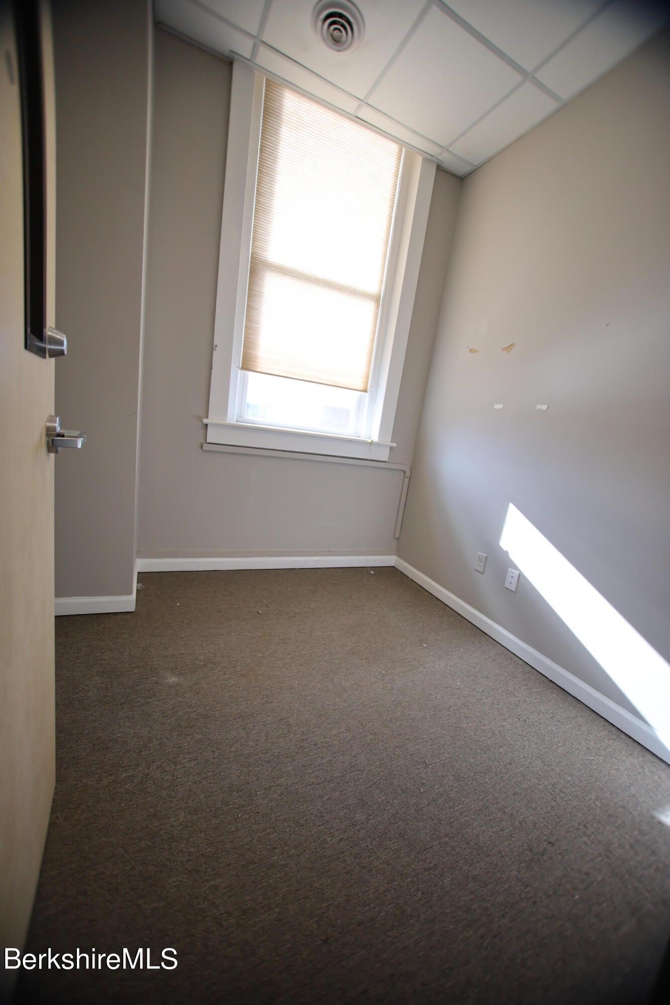 Pittsfield, Massachusetts 01201, United States, ,2 BathroomsBathrooms,Residential,Active,67117