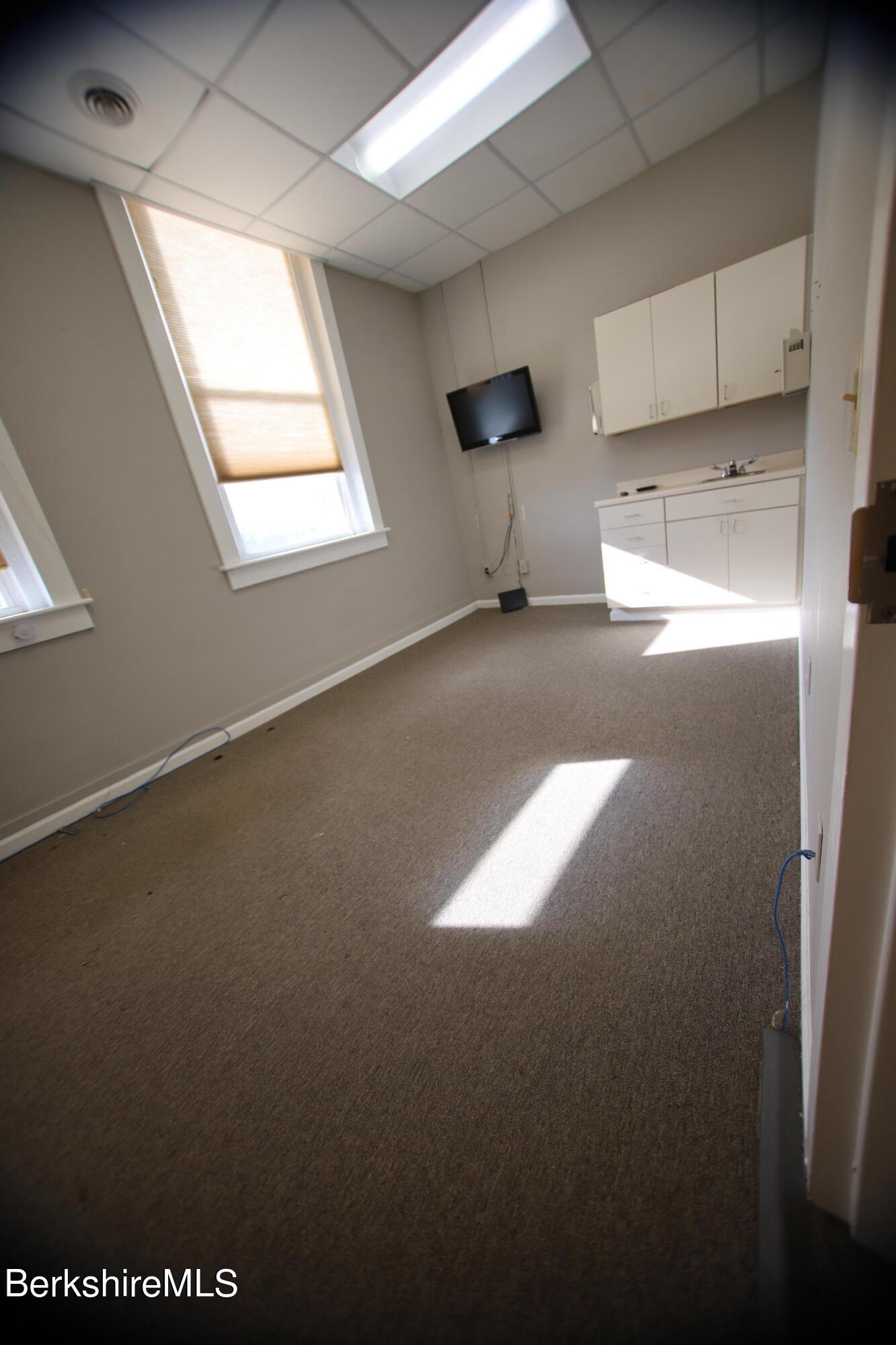 Pittsfield, Massachusetts 01201, United States, ,2 BathroomsBathrooms,Residential,Active,67117
