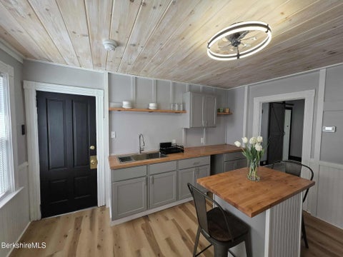 Homes For Rent - 40 East Jordan St #4<br/> Berkshire County, Adams, MA 01220