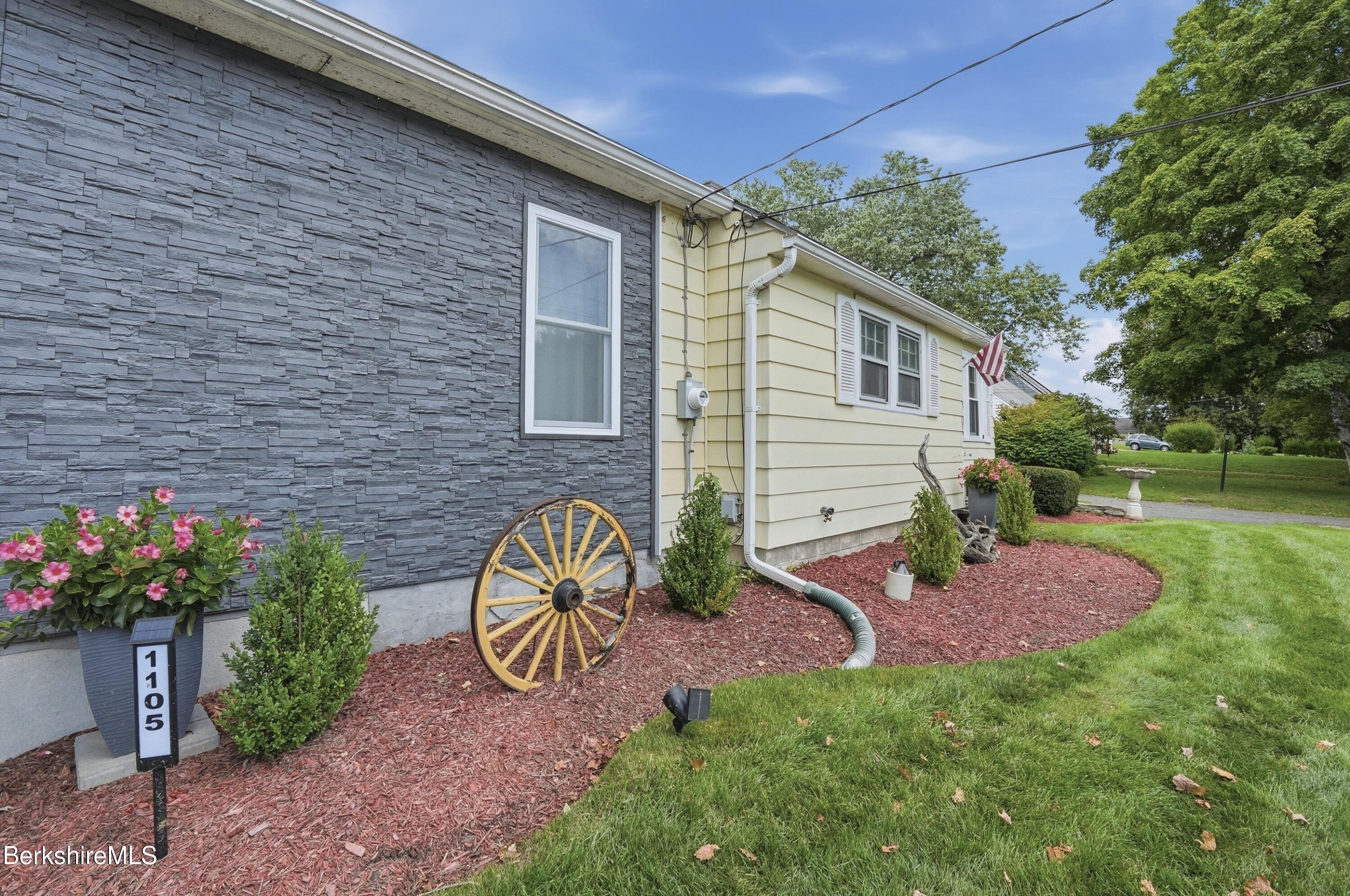 1105 Main St