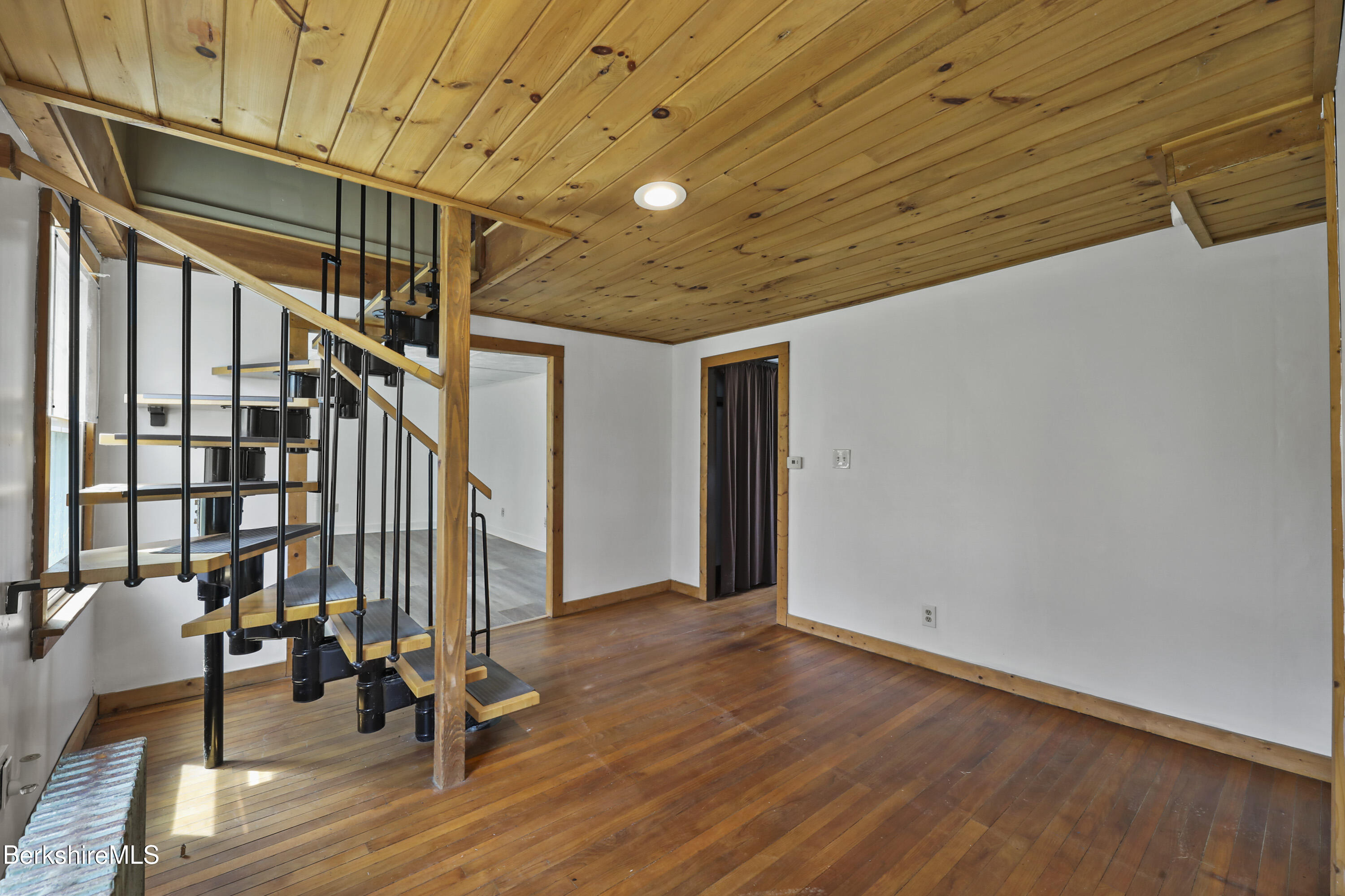 30 Glassworks Rd, Lanesborough, Massachusetts image 14