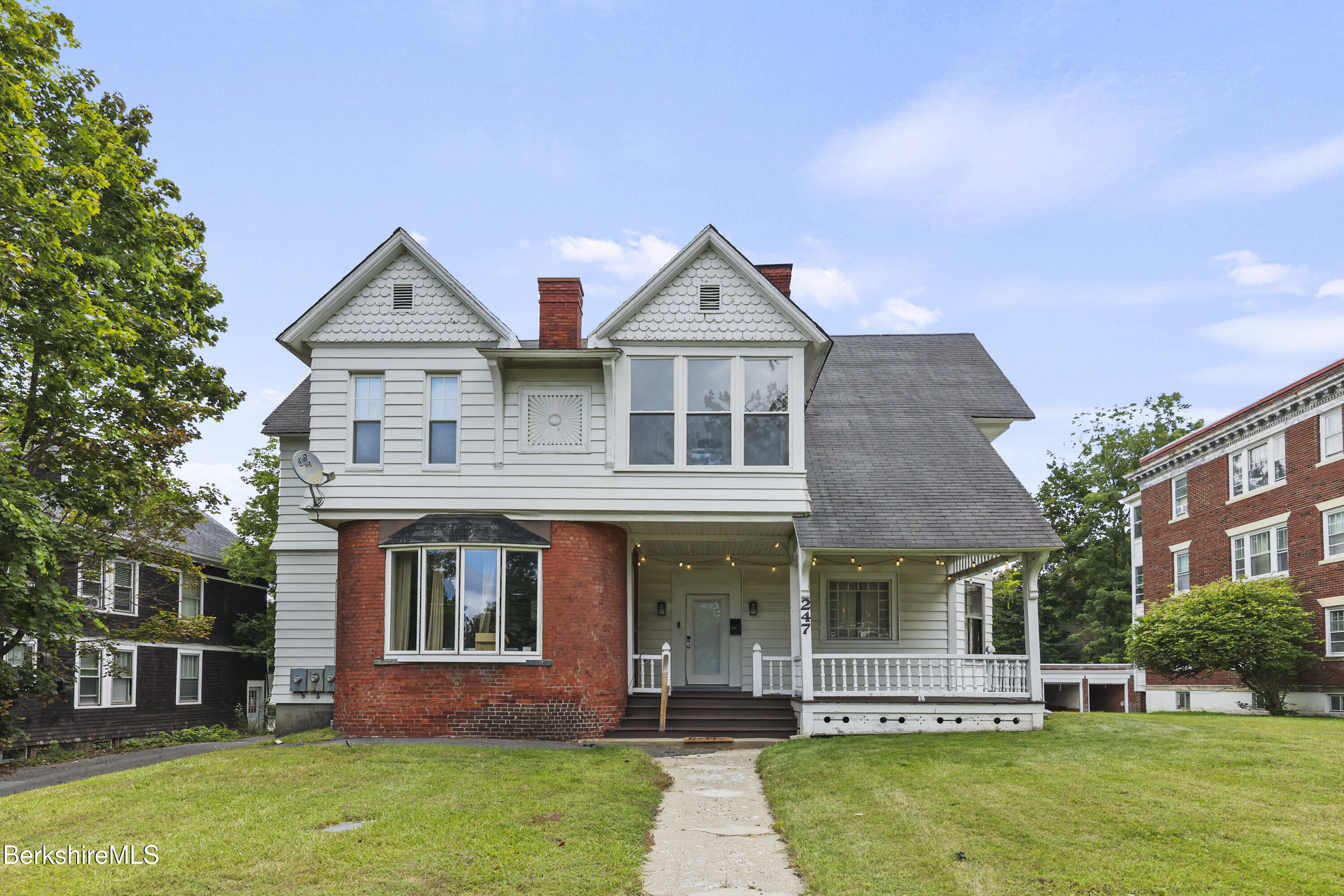 Pittsfield, Massachusetts 01201, United States, 6 Bedrooms Bedrooms, ,3 BathroomsBathrooms,Residential,Active,216840