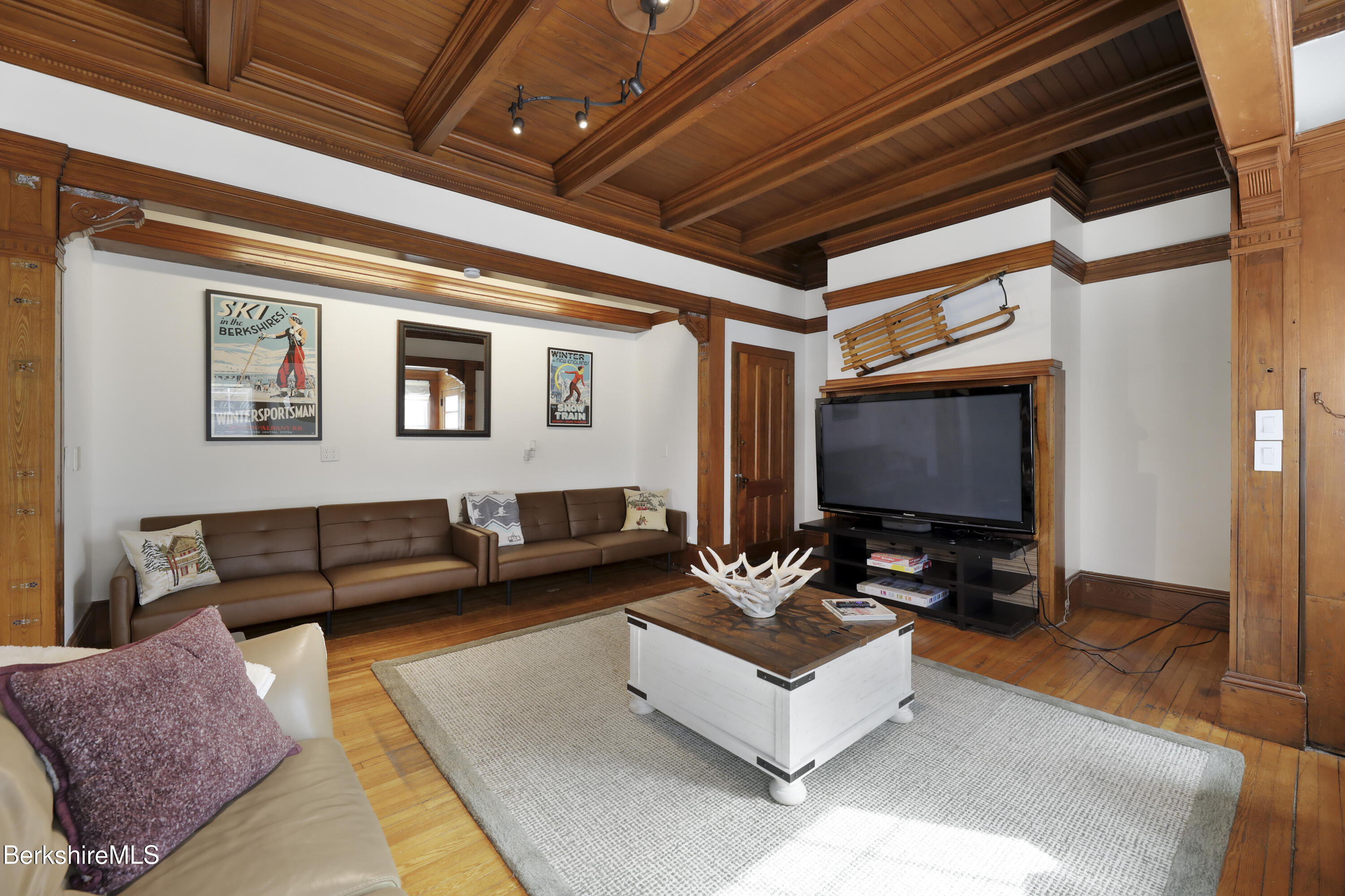 Pittsfield, Massachusetts 01201, United States, 6 Bedrooms Bedrooms, ,3 BathroomsBathrooms,Residential,Active,216840