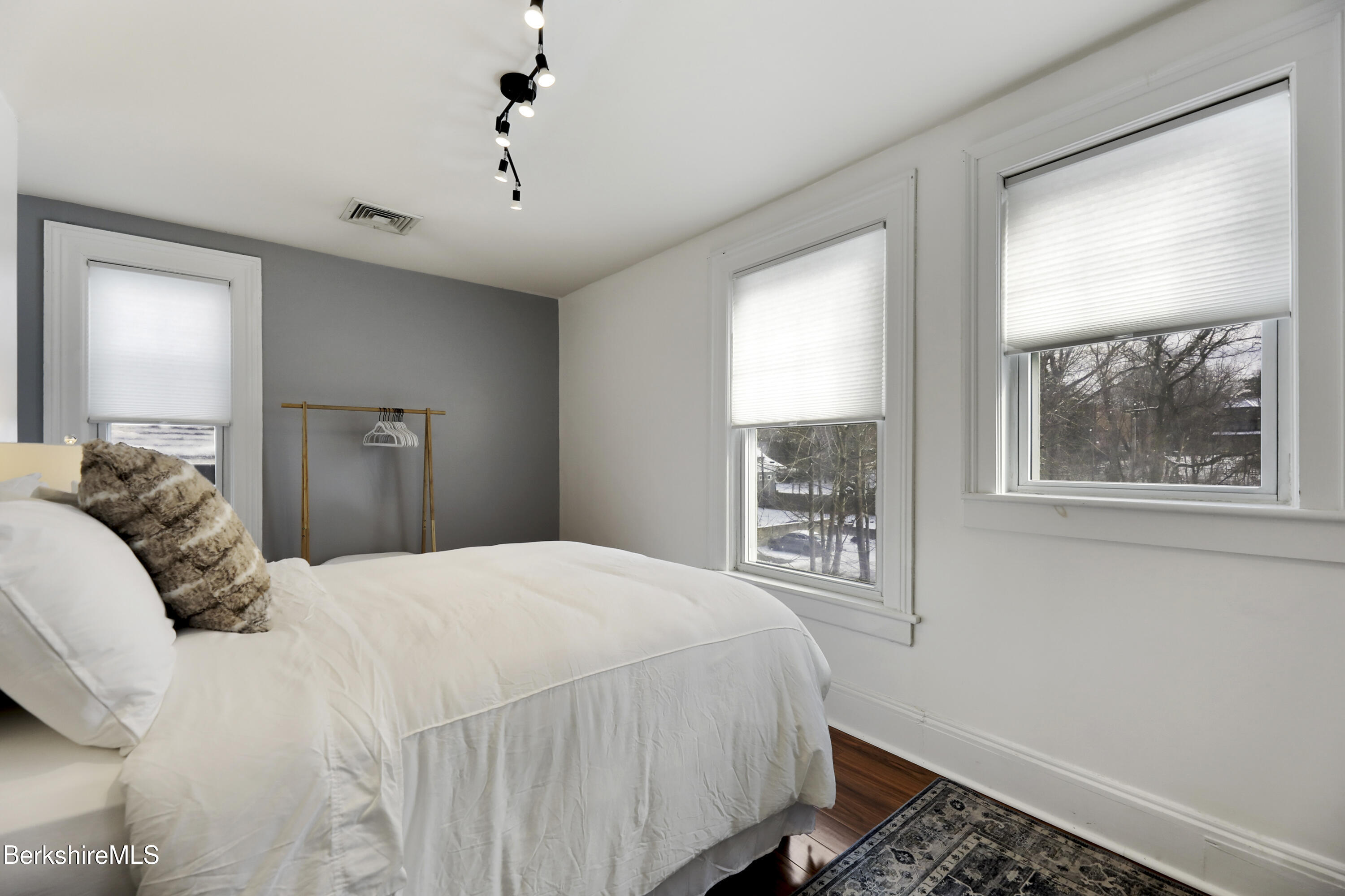 Pittsfield, Massachusetts 01201, United States, 6 Bedrooms Bedrooms, ,3 BathroomsBathrooms,Residential,Active,216840