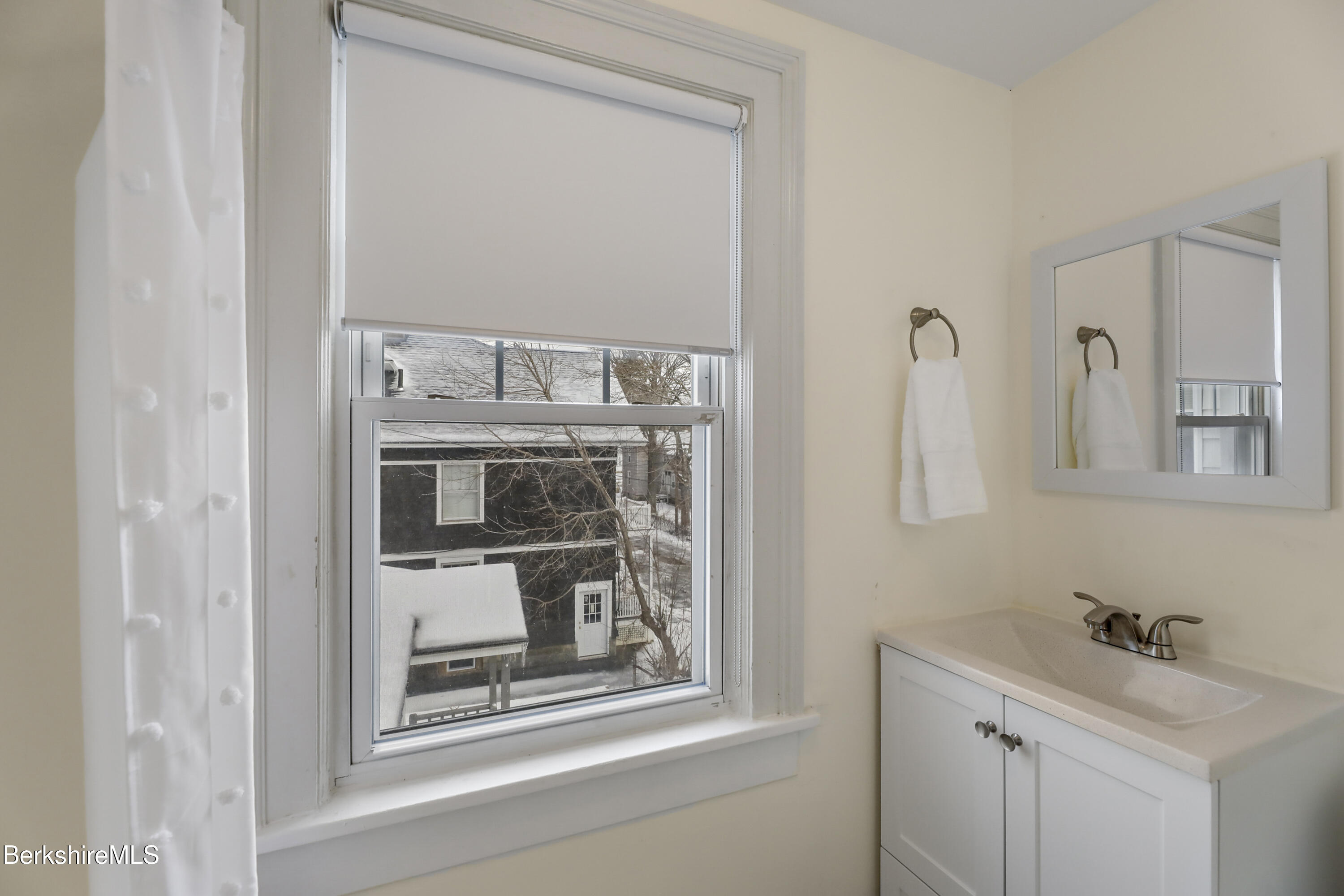 Pittsfield, Massachusetts 01201, United States, 6 Bedrooms Bedrooms, ,3 BathroomsBathrooms,Residential,Active,216840