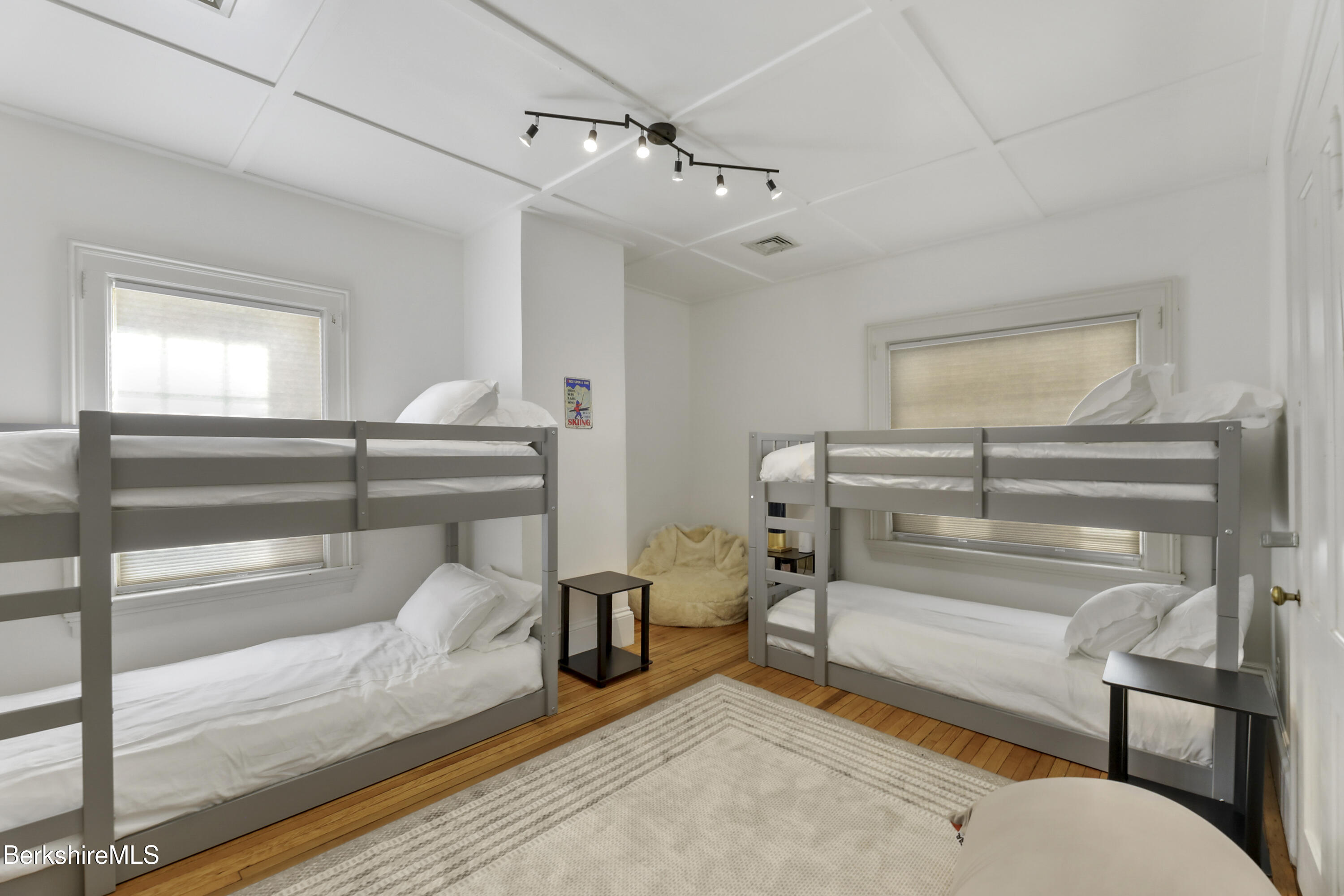 Pittsfield, Massachusetts 01201, United States, 6 Bedrooms Bedrooms, ,3 BathroomsBathrooms,Residential,Active,216840