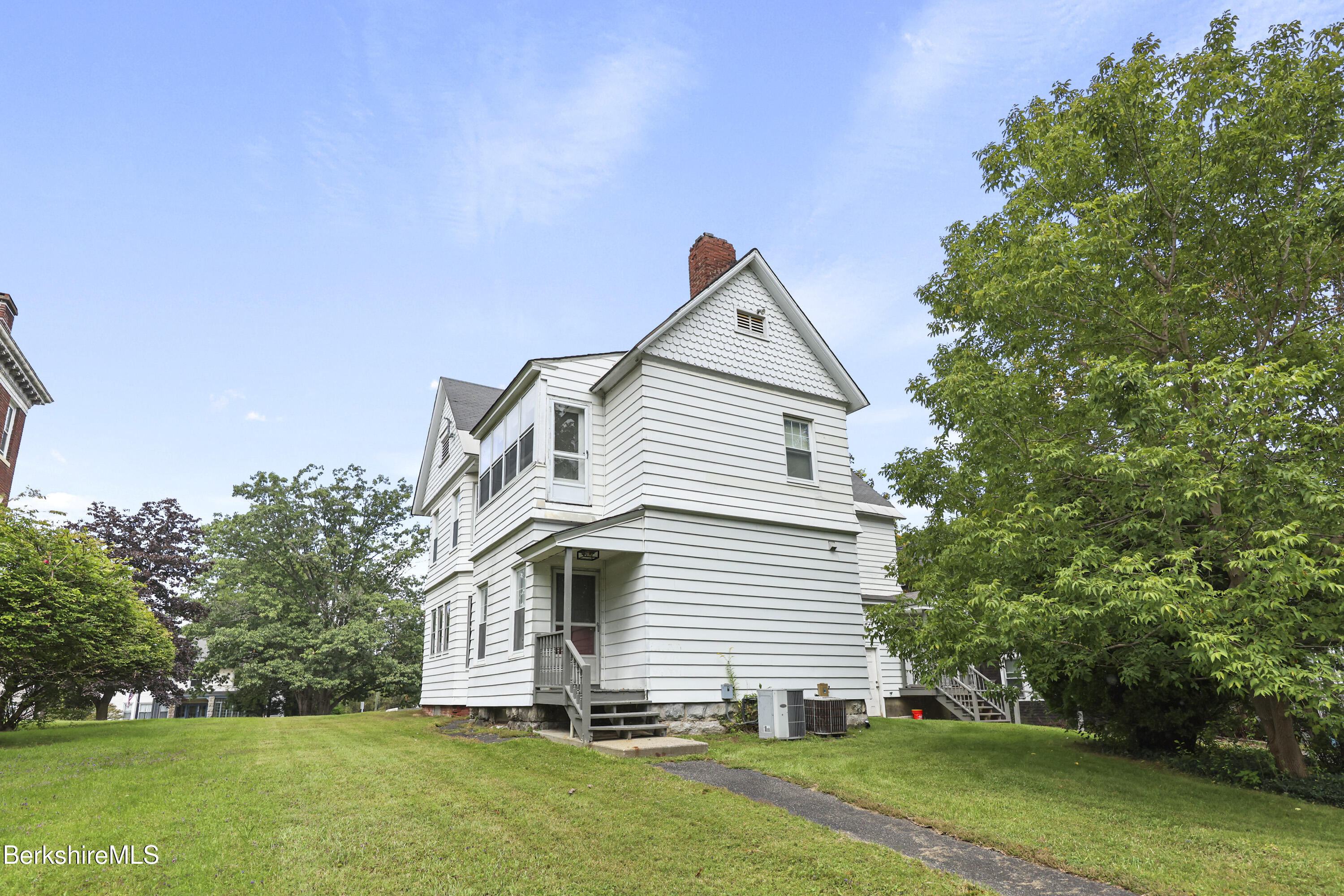 Pittsfield, Massachusetts 01201, United States, 6 Bedrooms Bedrooms, ,3 BathroomsBathrooms,Residential,Active,216840