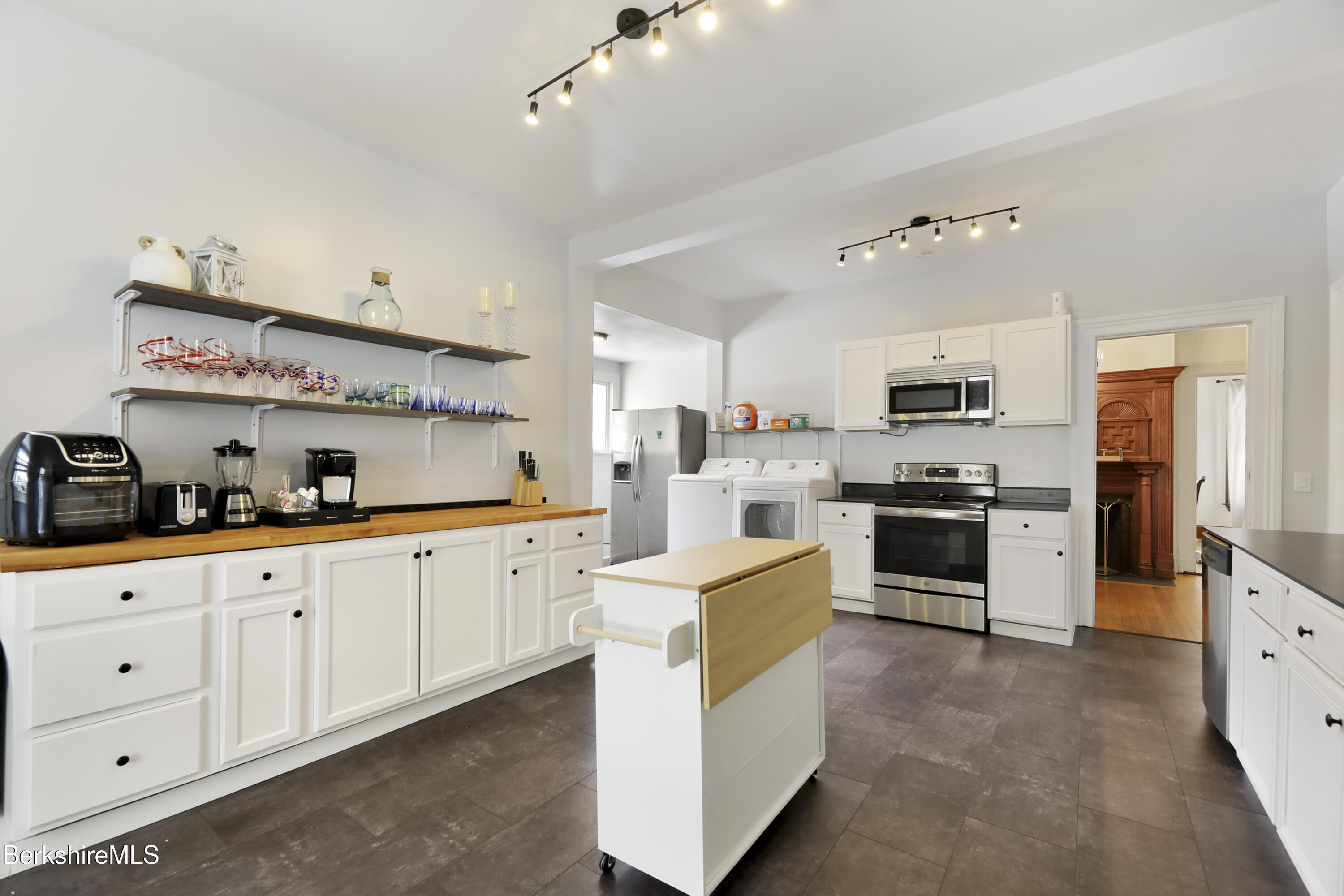 Pittsfield, Massachusetts 01201, United States, 6 Bedrooms Bedrooms, ,3 BathroomsBathrooms,Residential,Active,216840