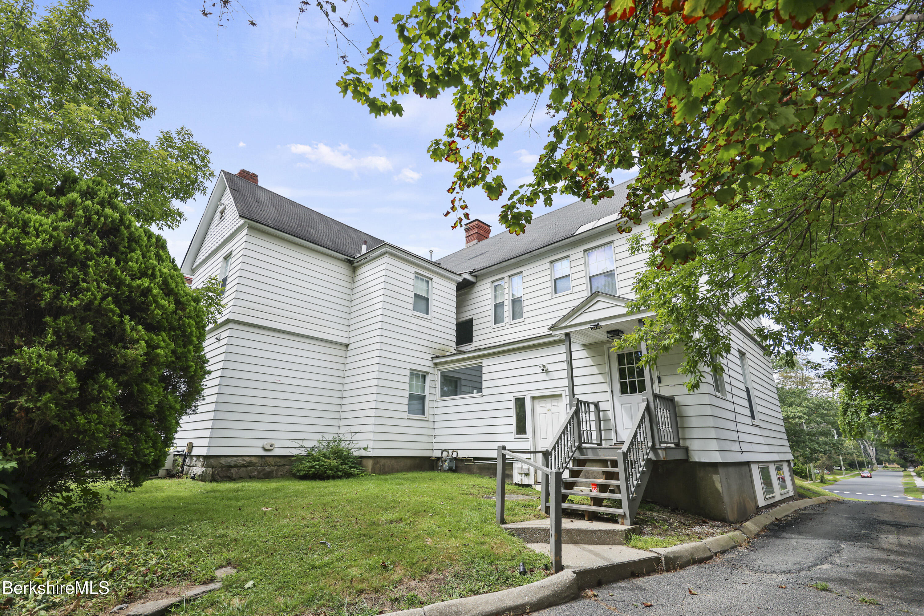 Pittsfield, Massachusetts 01201, United States, 6 Bedrooms Bedrooms, ,3 BathroomsBathrooms,Residential,Active,216840