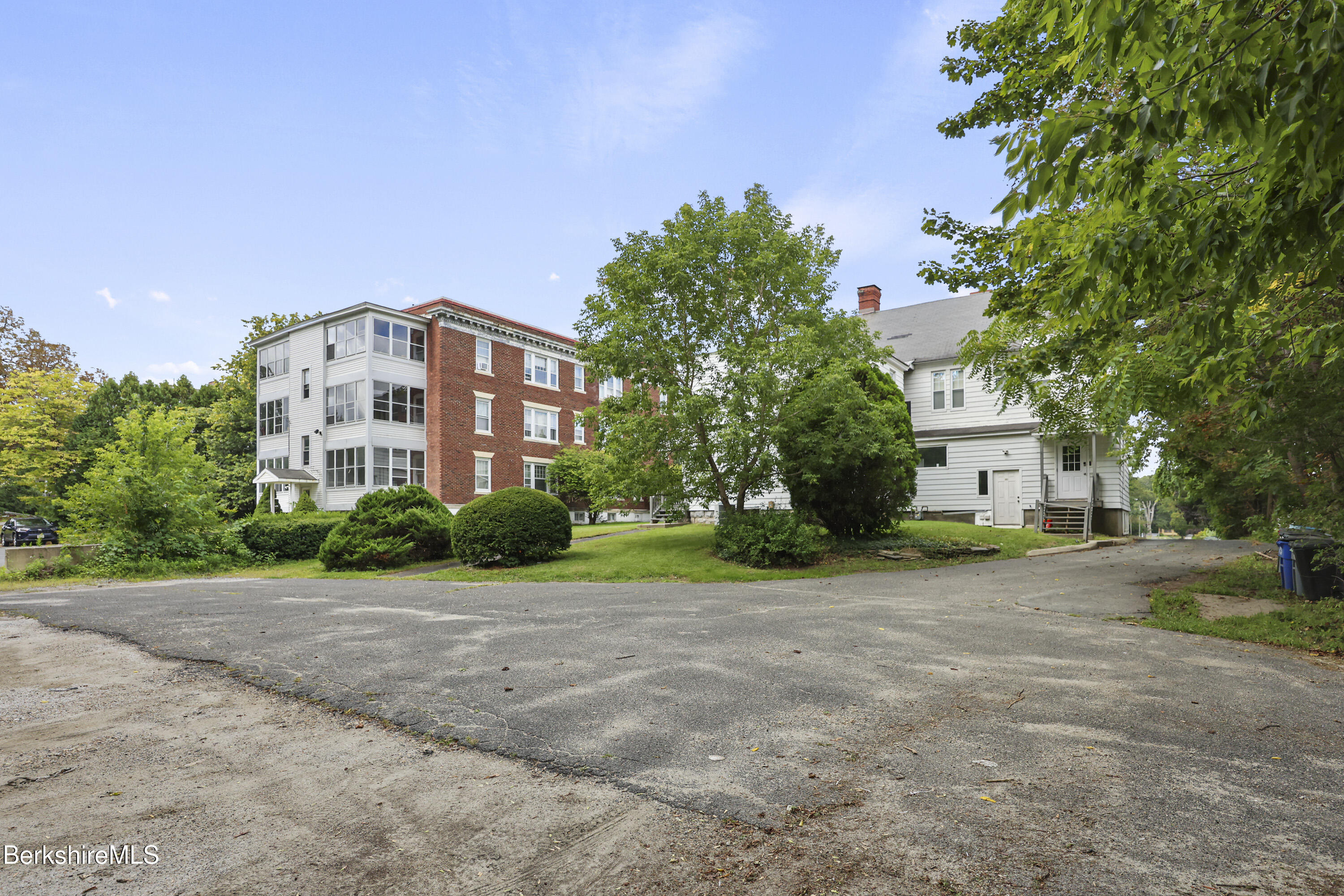 Pittsfield, Massachusetts 01201, United States, 6 Bedrooms Bedrooms, ,3 BathroomsBathrooms,Residential,Active,216840