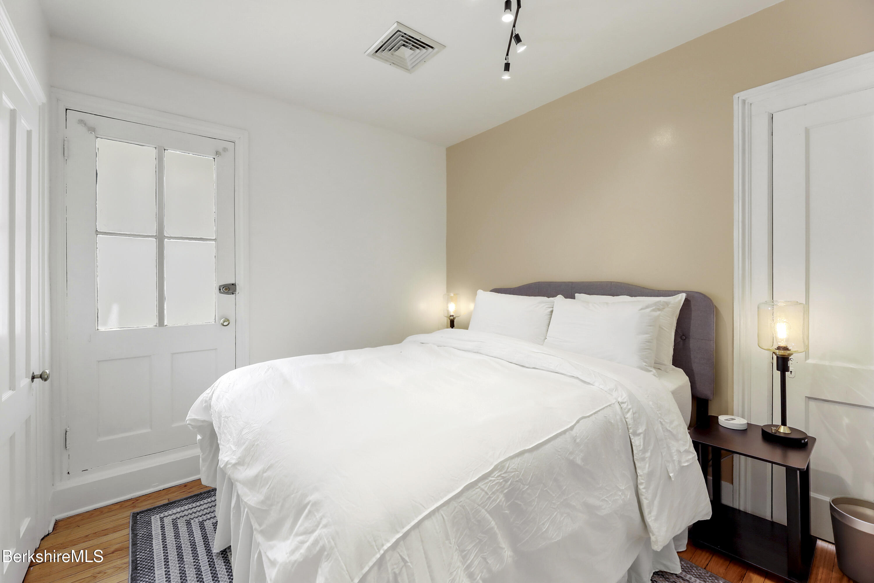 Pittsfield, Massachusetts 01201, United States, 6 Bedrooms Bedrooms, ,3 BathroomsBathrooms,Residential,Active,216840