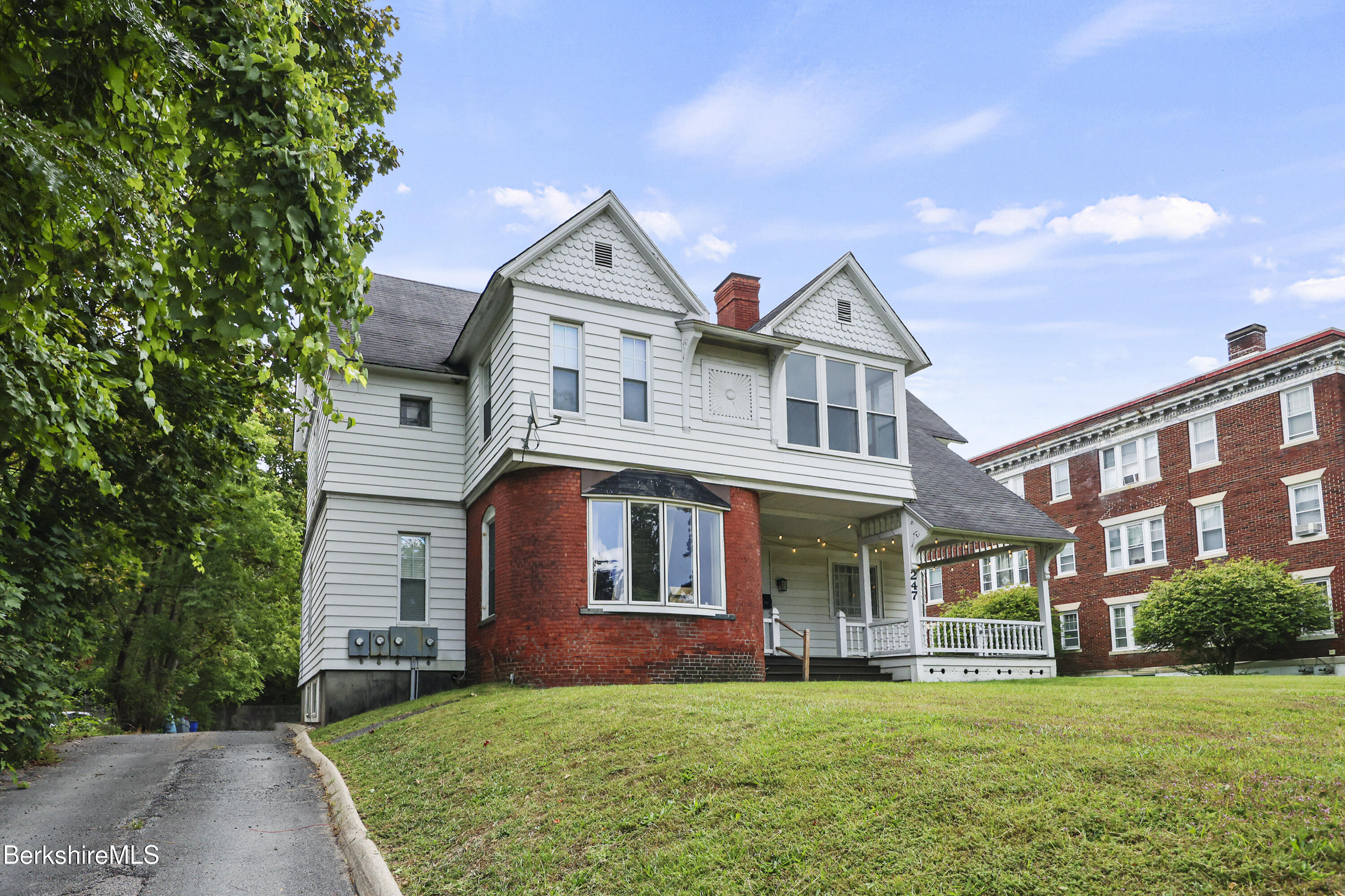 Pittsfield, Massachusetts 01201, United States, 6 Bedrooms Bedrooms, ,3 BathroomsBathrooms,Residential,Active,216840