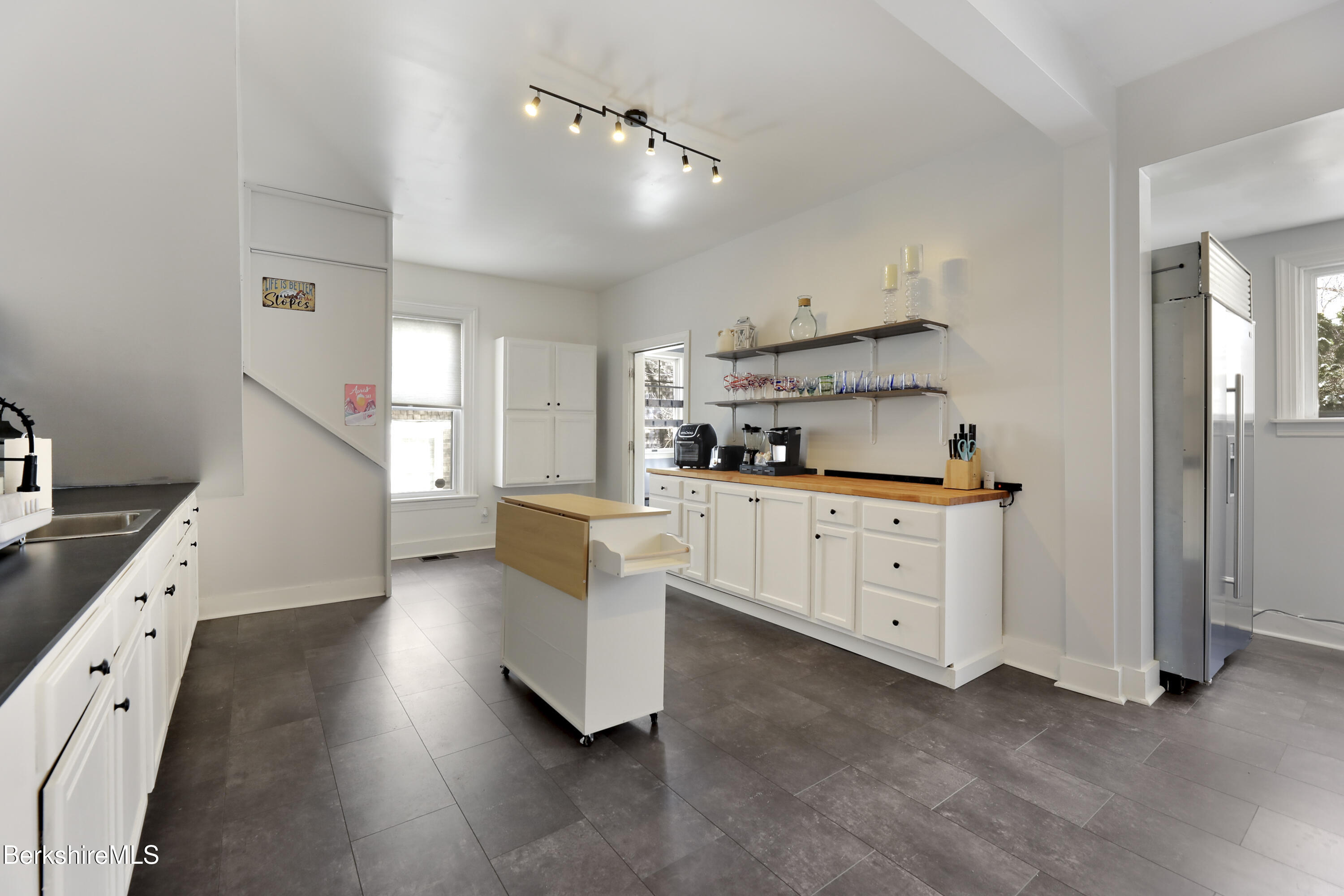 Pittsfield, Massachusetts 01201, United States, 6 Bedrooms Bedrooms, ,3 BathroomsBathrooms,Residential,Active,216840