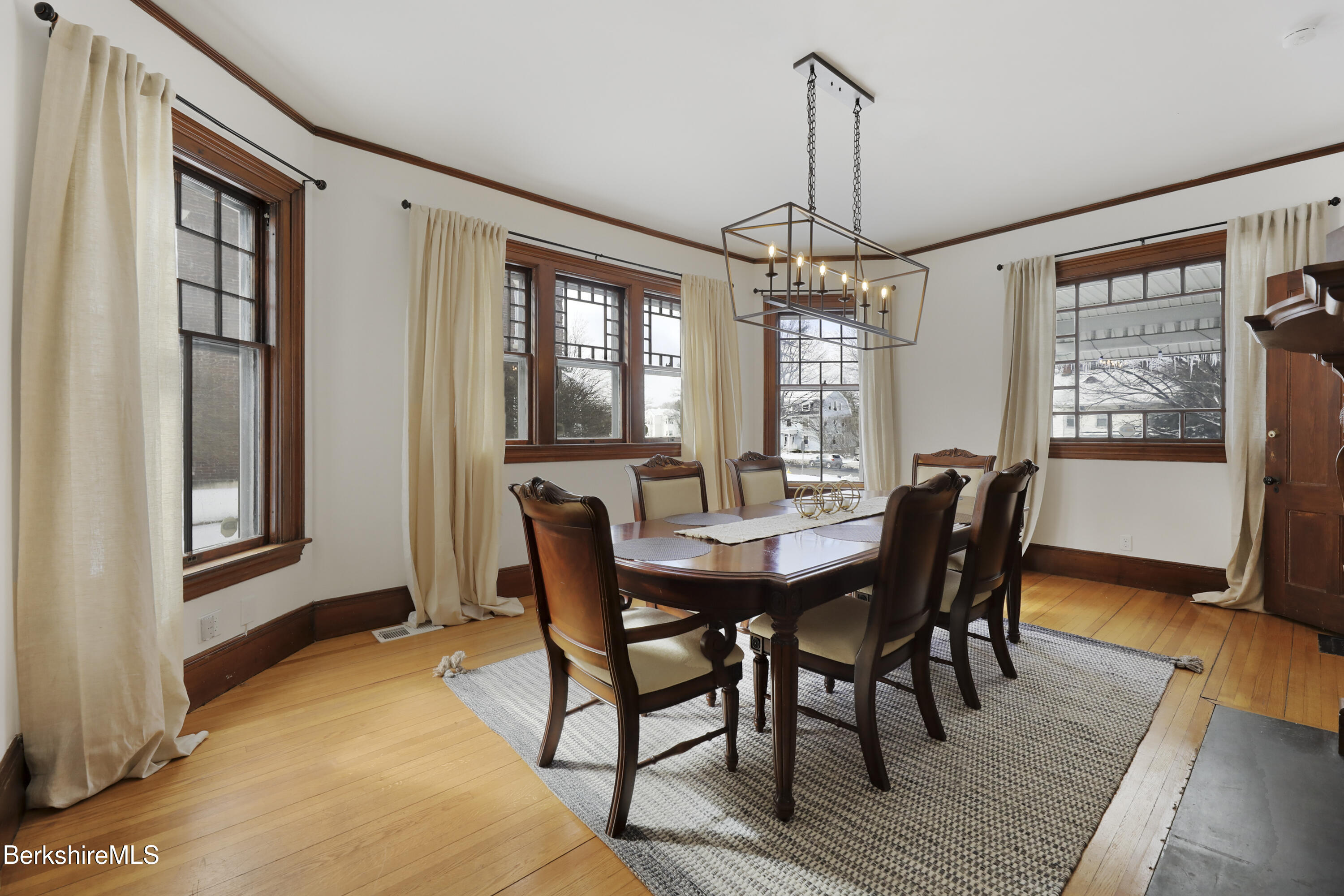 Pittsfield, Massachusetts 01201, United States, 6 Bedrooms Bedrooms, ,3 BathroomsBathrooms,Residential,Active,216840