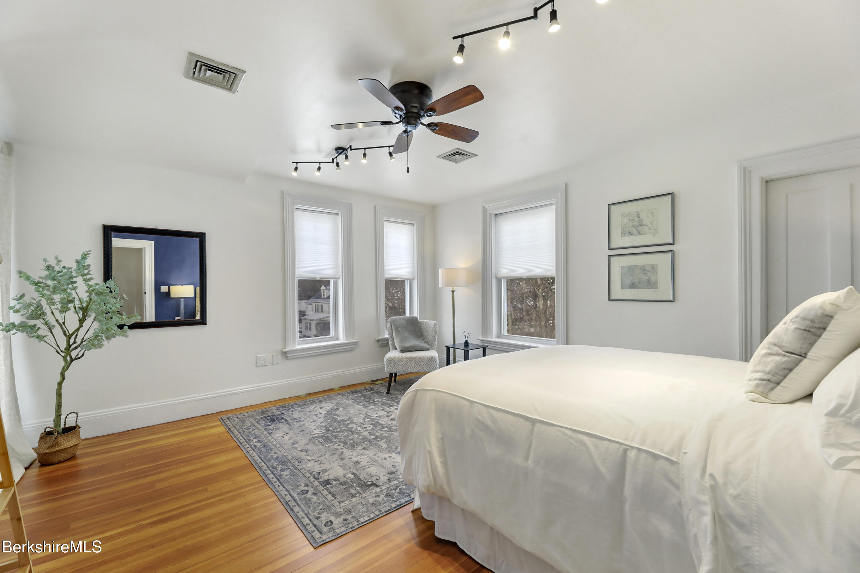 Pittsfield, Massachusetts 01201, United States, 6 Bedrooms Bedrooms, ,3 BathroomsBathrooms,Residential,Active,216840