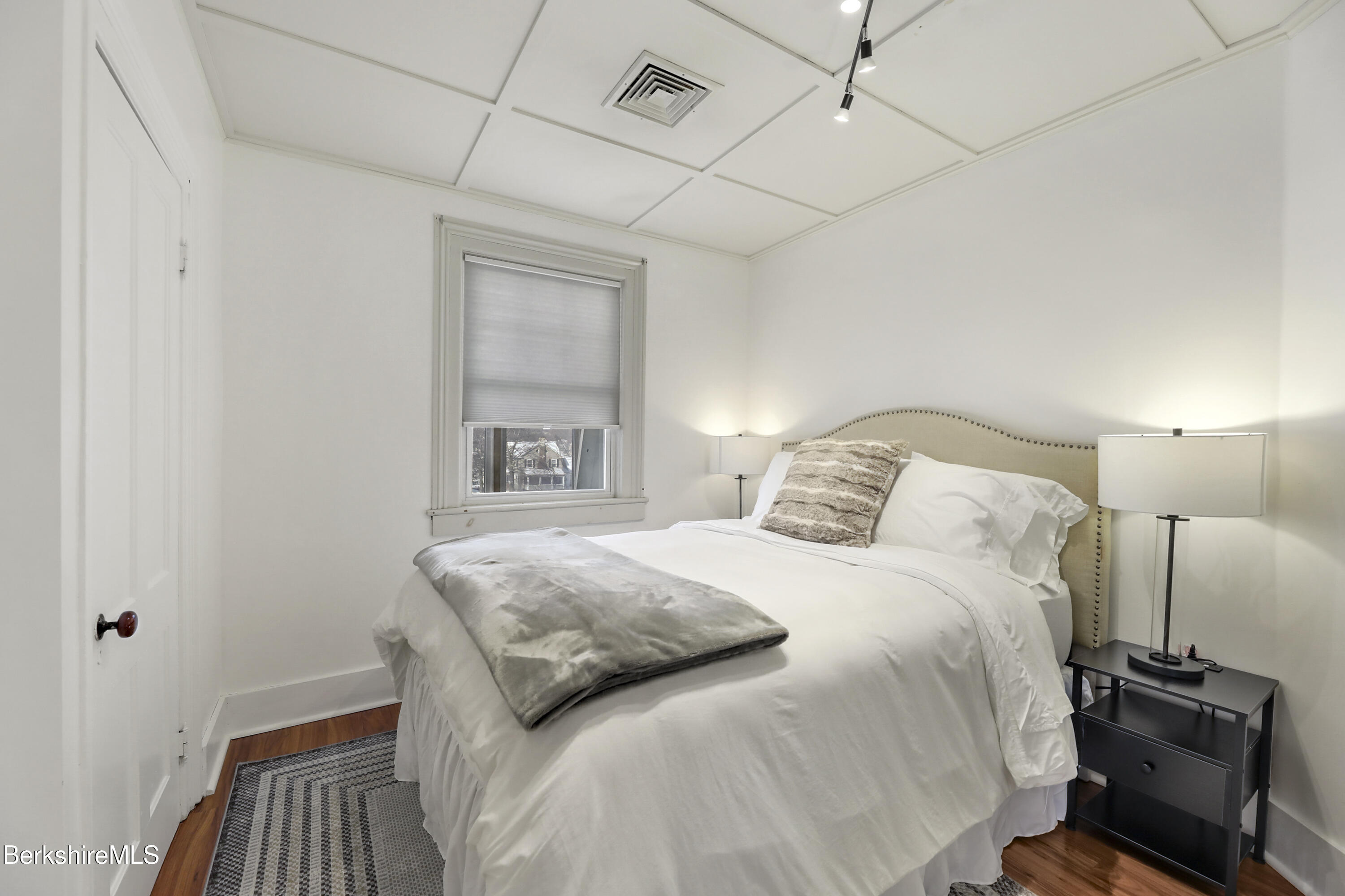 Pittsfield, Massachusetts 01201, United States, 6 Bedrooms Bedrooms, ,3 BathroomsBathrooms,Residential,Active,216840