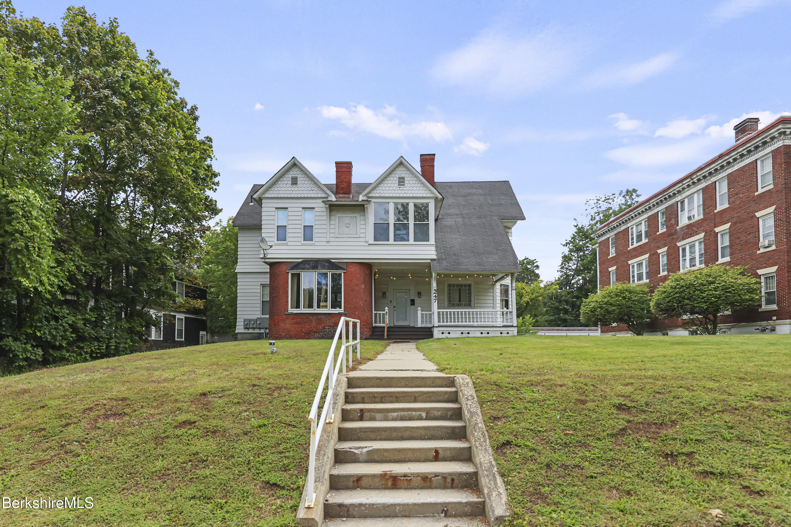Pittsfield, Massachusetts 01201, United States, 6 Bedrooms Bedrooms, ,3 BathroomsBathrooms,Residential,Active,216840