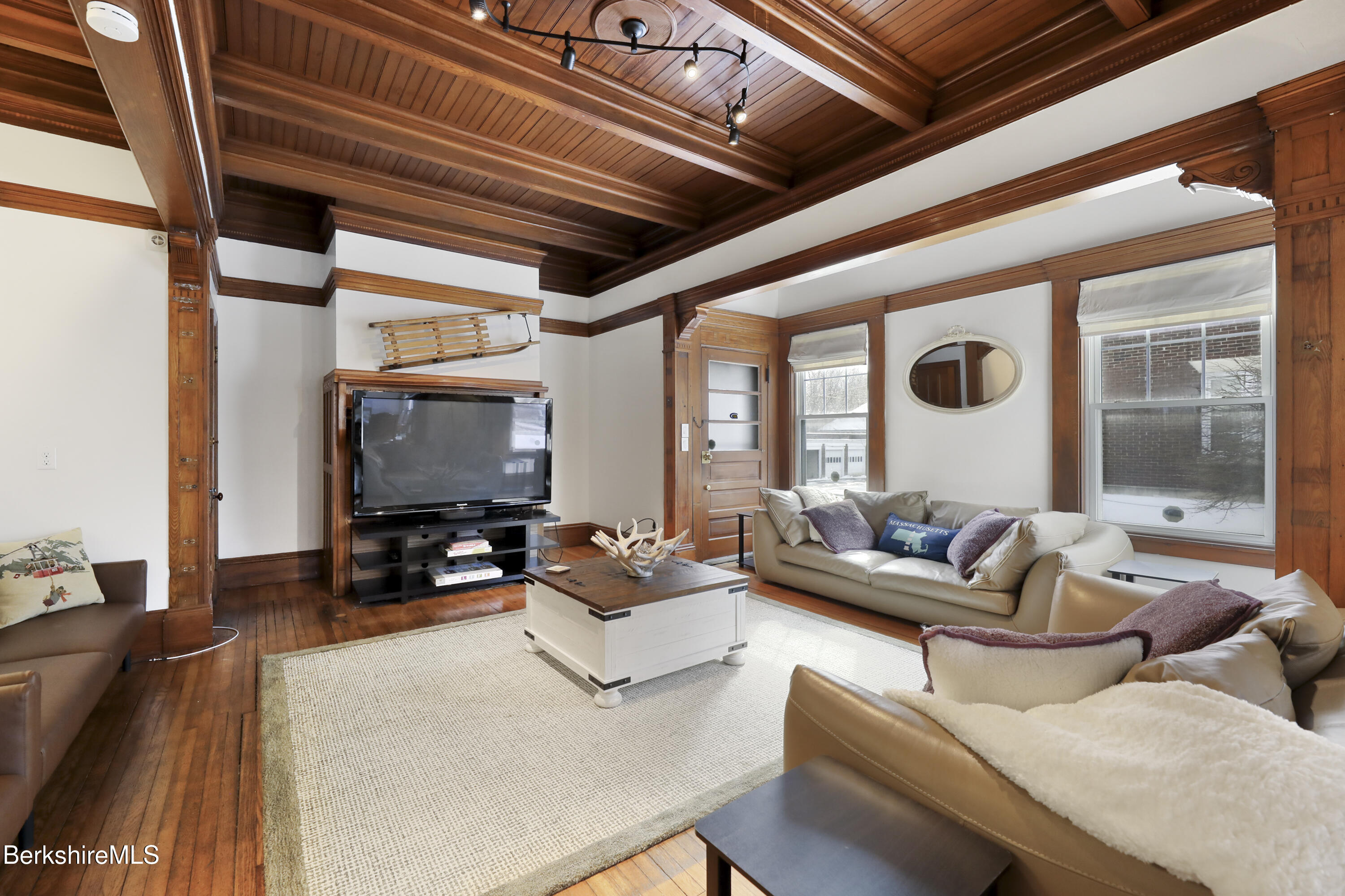 Pittsfield, Massachusetts 01201, United States, 6 Bedrooms Bedrooms, ,3 BathroomsBathrooms,Residential,Active,216840