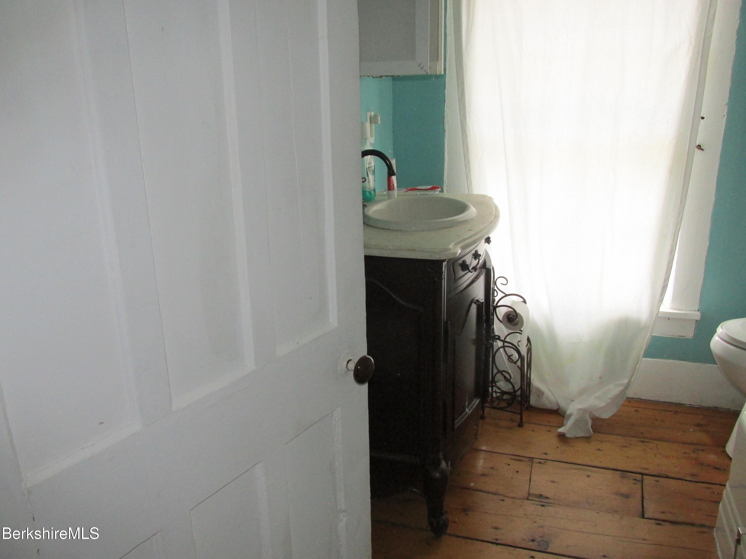 Ghent, New York 12075, United States, 3 Bedrooms Bedrooms, ,2 BathroomsBathrooms,Residential,Pending,111447