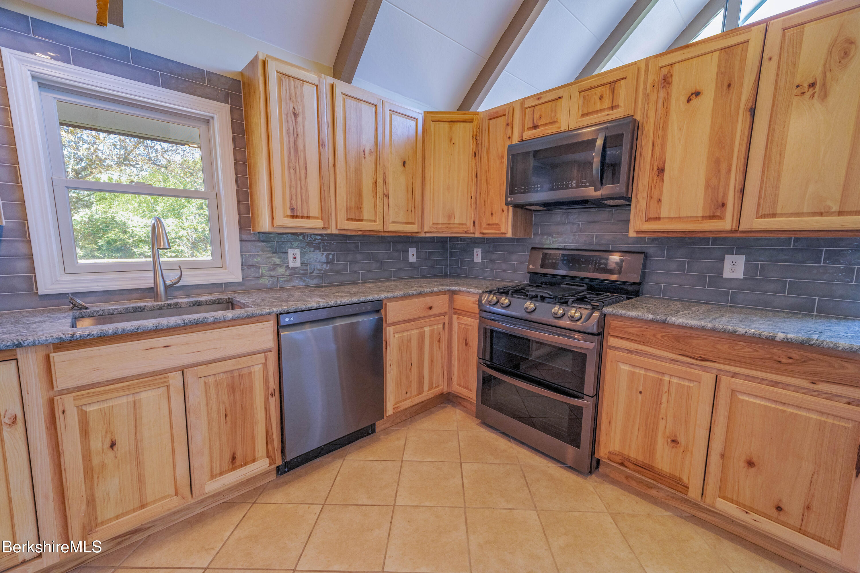 13 Grant St, Adams, Massachusetts image 10