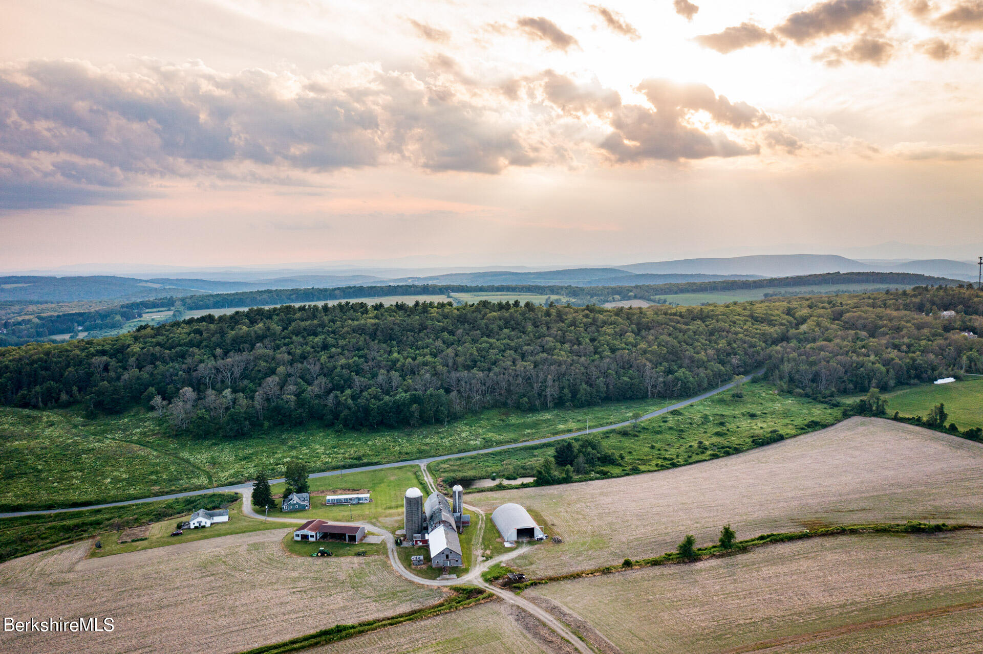 5 Homestead Farm Ln, Millerton, New York image 2