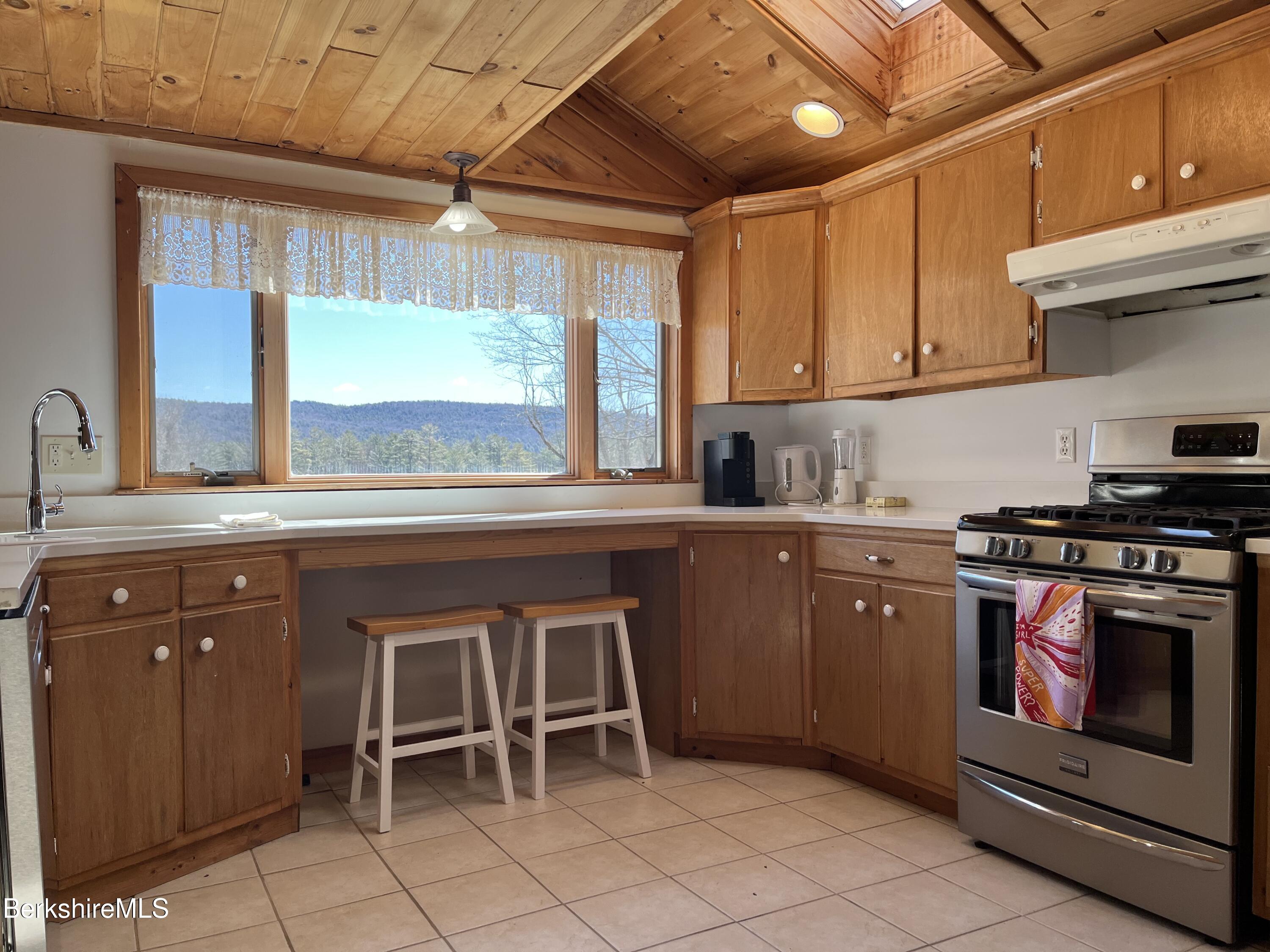 Pittsfield, Massachusetts 01201, United States, 2 Bedrooms Bedrooms, ,3 BathroomsBathrooms,Residential,Active,101026