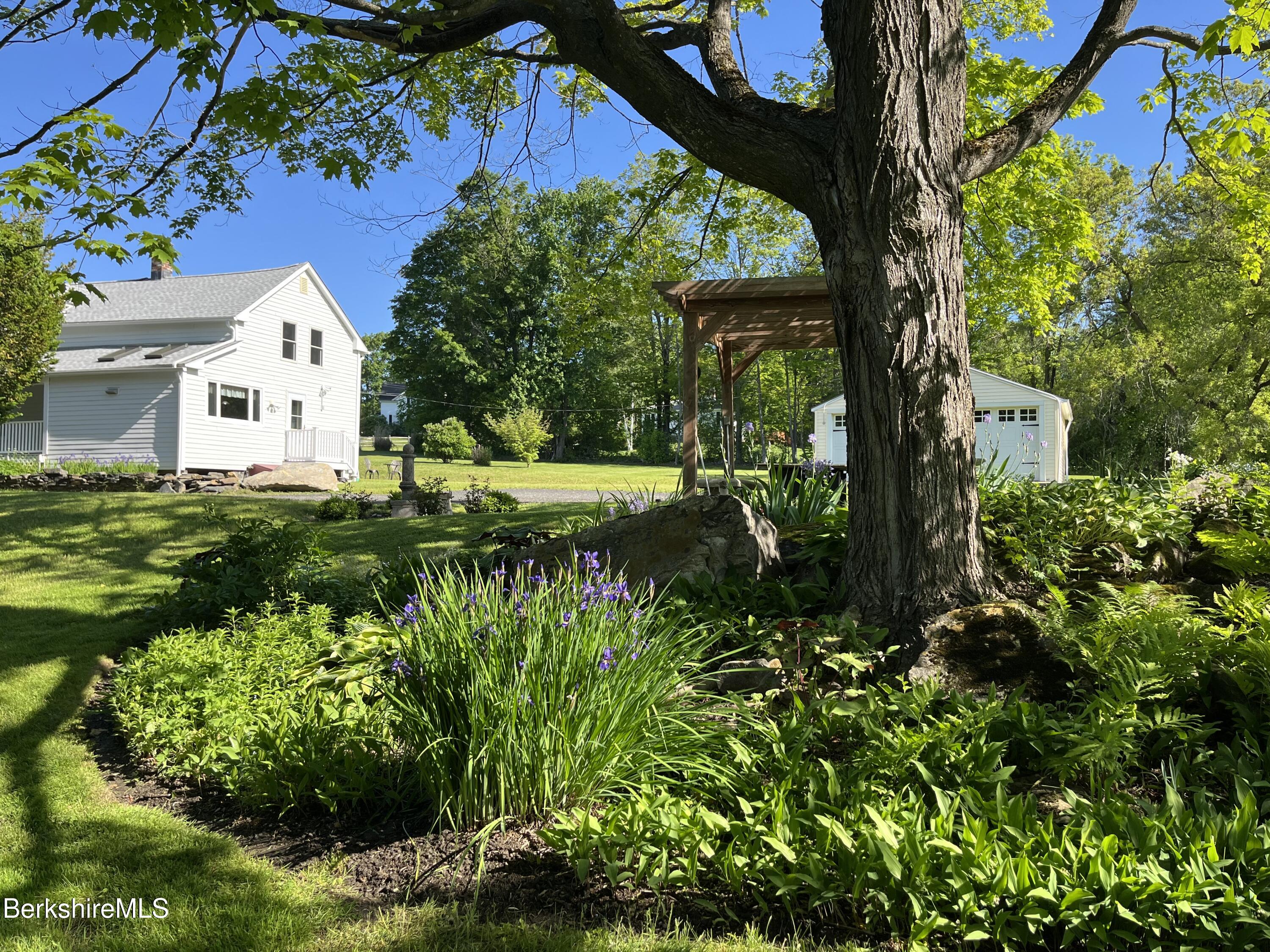 Pittsfield, Massachusetts 01201, United States, 2 Bedrooms Bedrooms, ,3 BathroomsBathrooms,Residential,Active,101026