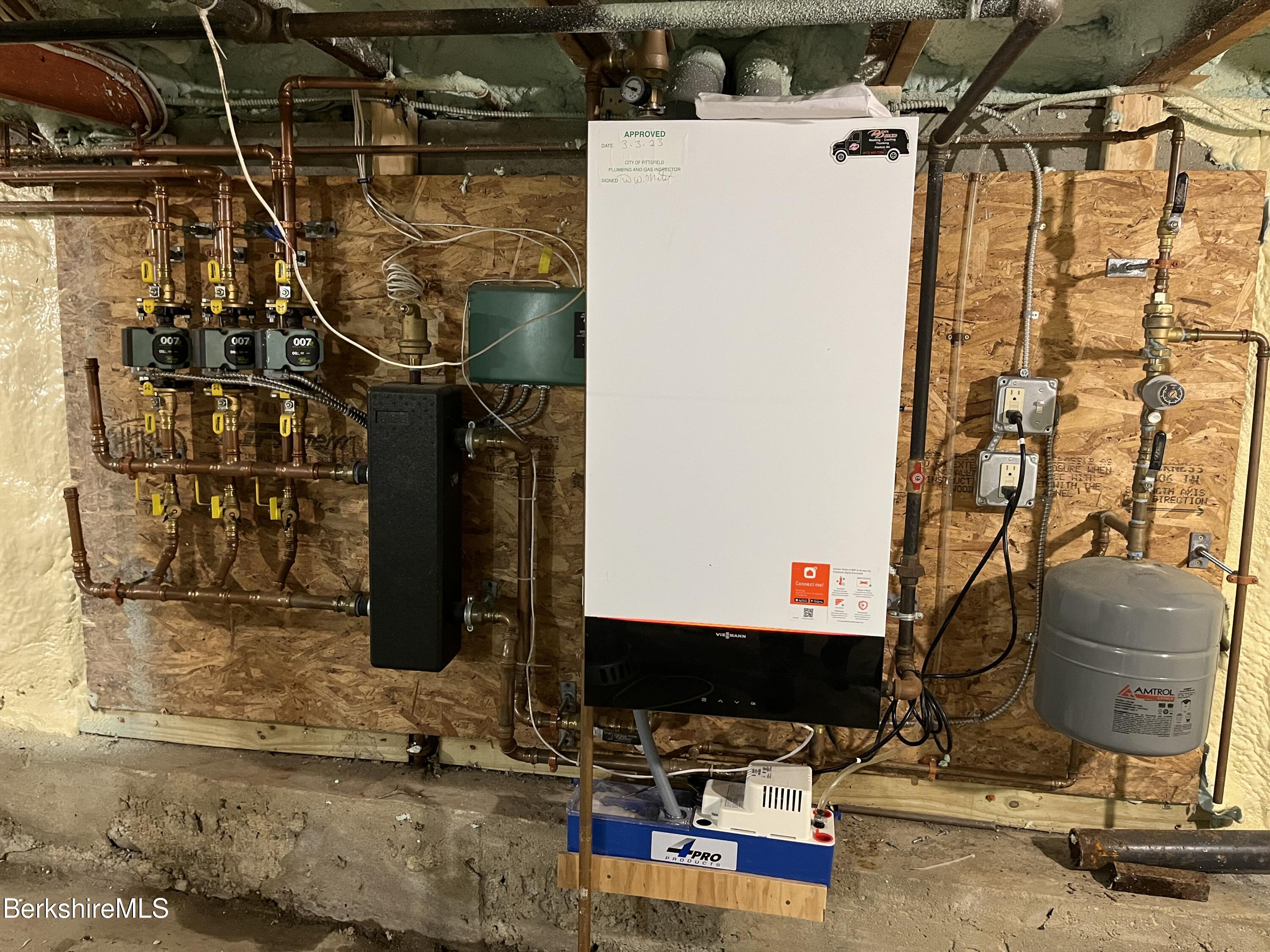 Pittsfield, Massachusetts 01201, United States, 2 Bedrooms Bedrooms, ,3 BathroomsBathrooms,Residential,Active,101026